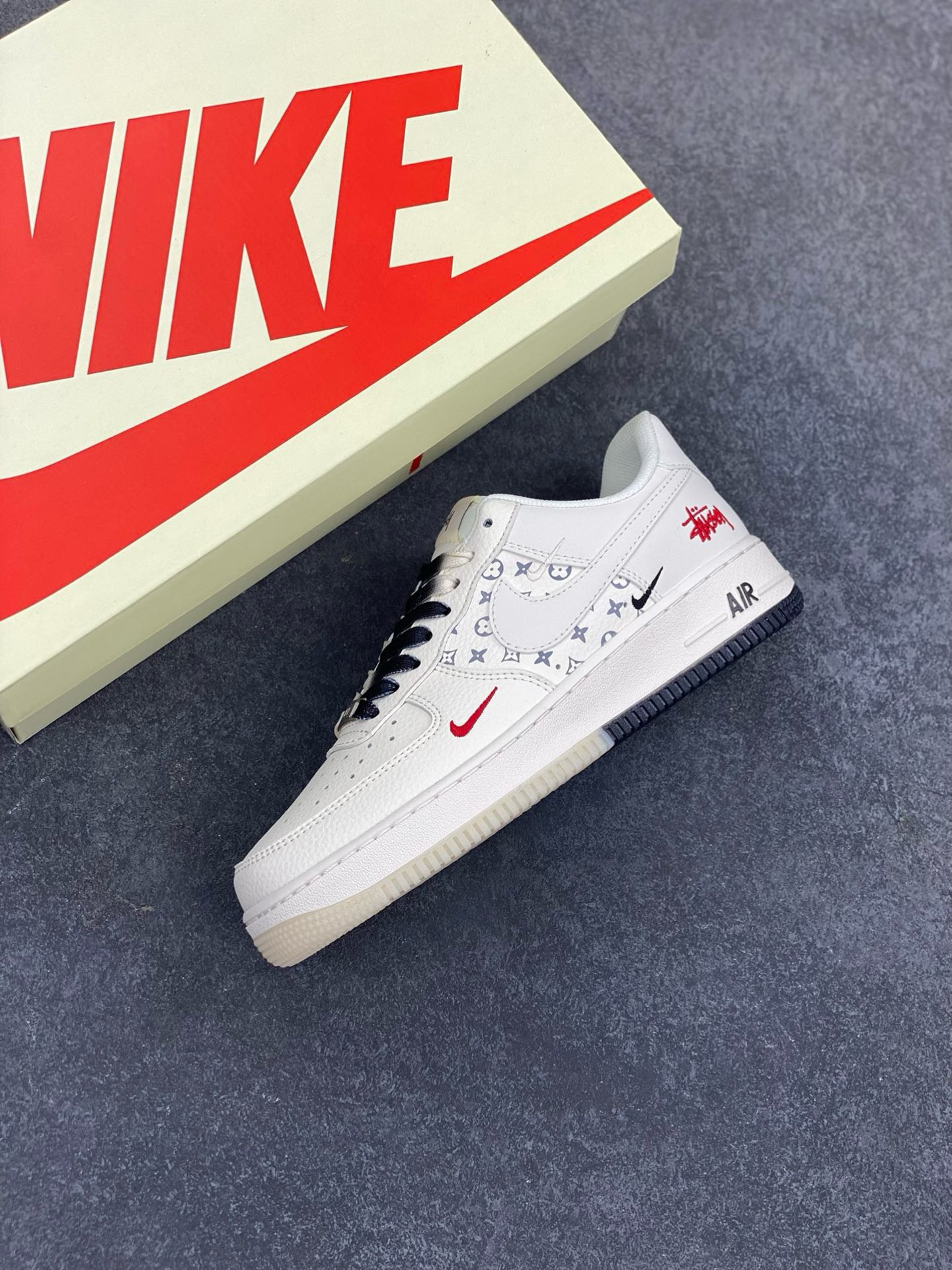 图片[7]-NIke Air Force 1 \’07 Low “斯图西联名——米黑红水晶底”空军一号 低帮 运动鞋 休闲鞋 折边针车 工艺难度大 原楦头原纸板 原装鞋盒 定制五金配件 内置全掌气垫 原厂鞋底 货号：HH7518-076 尺码：36 36.5 37.5 38 38.5 39 40 40.5 41 42 42.5 43 44 44.5 45-选品中心
