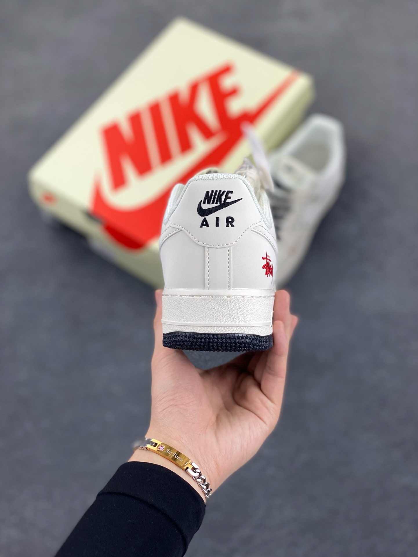 图片[4]-NIke Air Force 1 \’07 Low “斯图西联名——米黑红水晶底”空军一号 低帮 运动鞋 休闲鞋 折边针车 工艺难度大 原楦头原纸板 原装鞋盒 定制五金配件 内置全掌气垫 原厂鞋底 货号：HH7518-076 尺码：36 36.5 37.5 38 38.5 39 40 40.5 41 42 42.5 43 44 44.5 45-选品中心