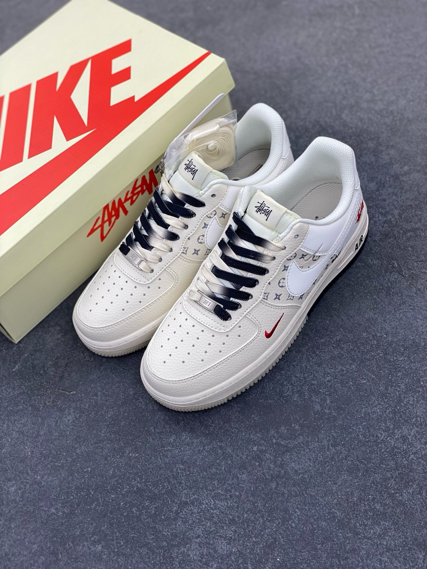 图片[8]-NIke Air Force 1 \’07 Low “斯图西联名——米黑红水晶底”空军一号 低帮 运动鞋 休闲鞋 折边针车 工艺难度大 原楦头原纸板 原装鞋盒 定制五金配件 内置全掌气垫 原厂鞋底 货号：HH7518-076 尺码：36 36.5 37.5 38 38.5 39 40 40.5 41 42 42.5 43 44 44.5 45-选品中心
