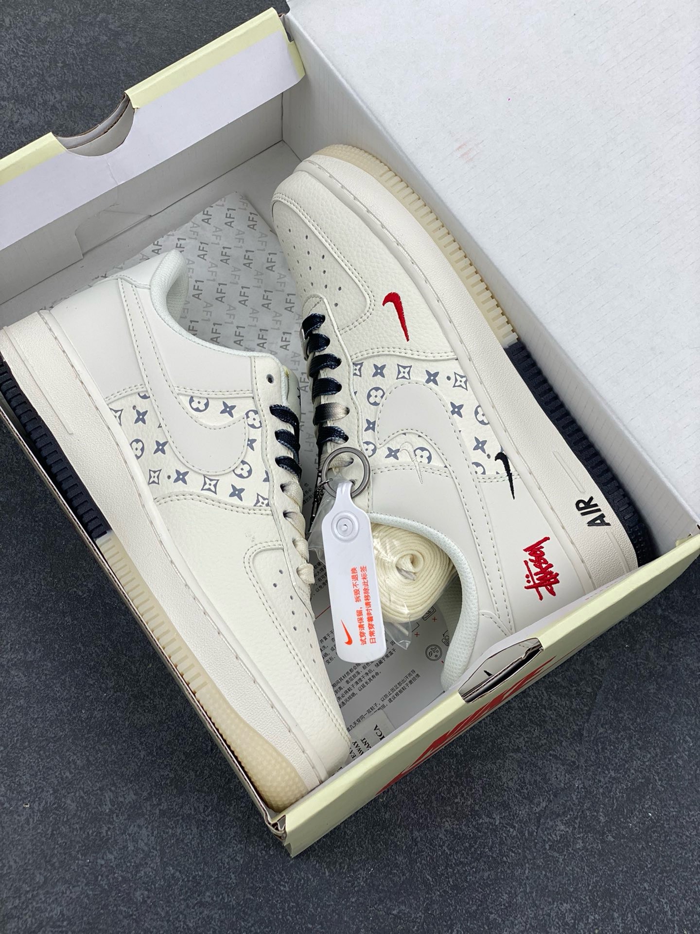 图片[9]-NIke Air Force 1 \’07 Low “斯图西联名——米黑红水晶底”空军一号 低帮 运动鞋 休闲鞋 折边针车 工艺难度大 原楦头原纸板 原装鞋盒 定制五金配件 内置全掌气垫 原厂鞋底 货号：HH7518-076 尺码：36 36.5 37.5 38 38.5 39 40 40.5 41 42 42.5 43 44 44.5 45-选品中心