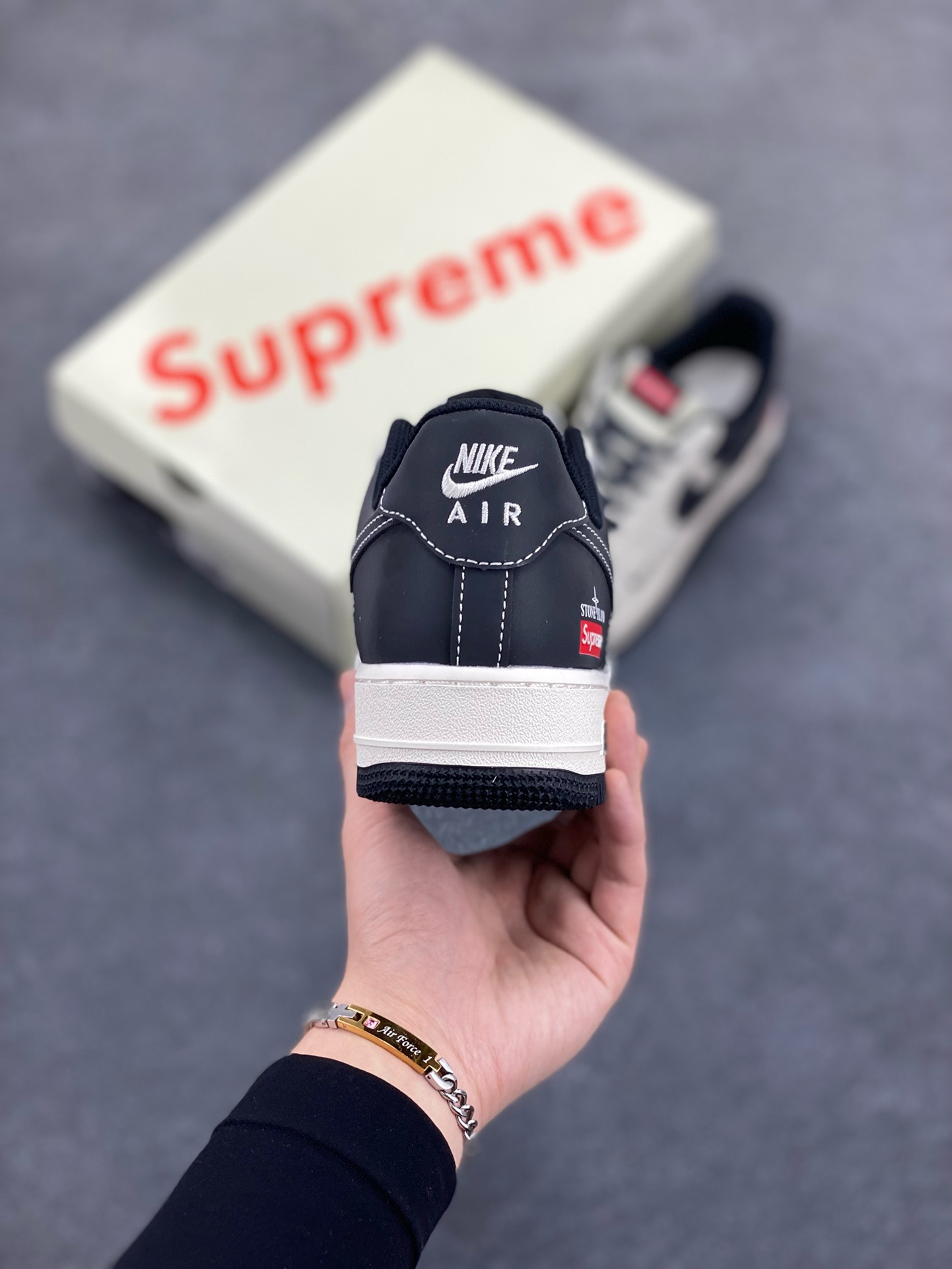 图片[4]-Nike Air Force 1 \’07 Low “石头岛Supreme联名——米黑勾拼接”空军一号 高端定制 低帮 运动鞋 休闲鞋 折边针车 工艺难度大 原楦头原纸板 原装鞋盒 定制五金配件 内置全掌气垫 原厂鞋底 货号：HH7518-042 尺码：36 36.5 37.5 38 38.5 39 40 40.5 41 42 42.5 43 44 44.5 45-选品中心