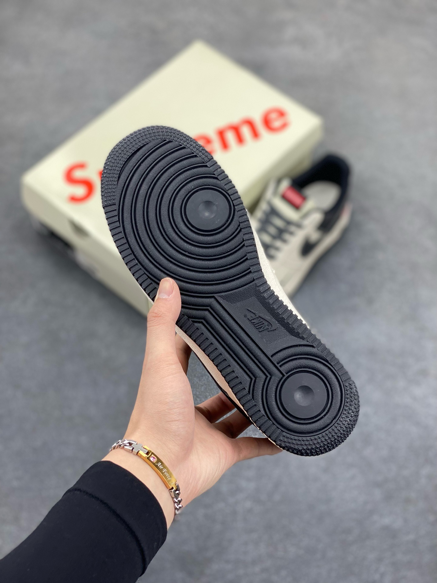 图片[5]-Nike Air Force 1 \’07 Low “石头岛Supreme联名——米黑勾拼接”空军一号 高端定制 低帮 运动鞋 休闲鞋 折边针车 工艺难度大 原楦头原纸板 原装鞋盒 定制五金配件 内置全掌气垫 原厂鞋底 货号：HH7518-042 尺码：36 36.5 37.5 38 38.5 39 40 40.5 41 42 42.5 43 44 44.5 45-选品中心