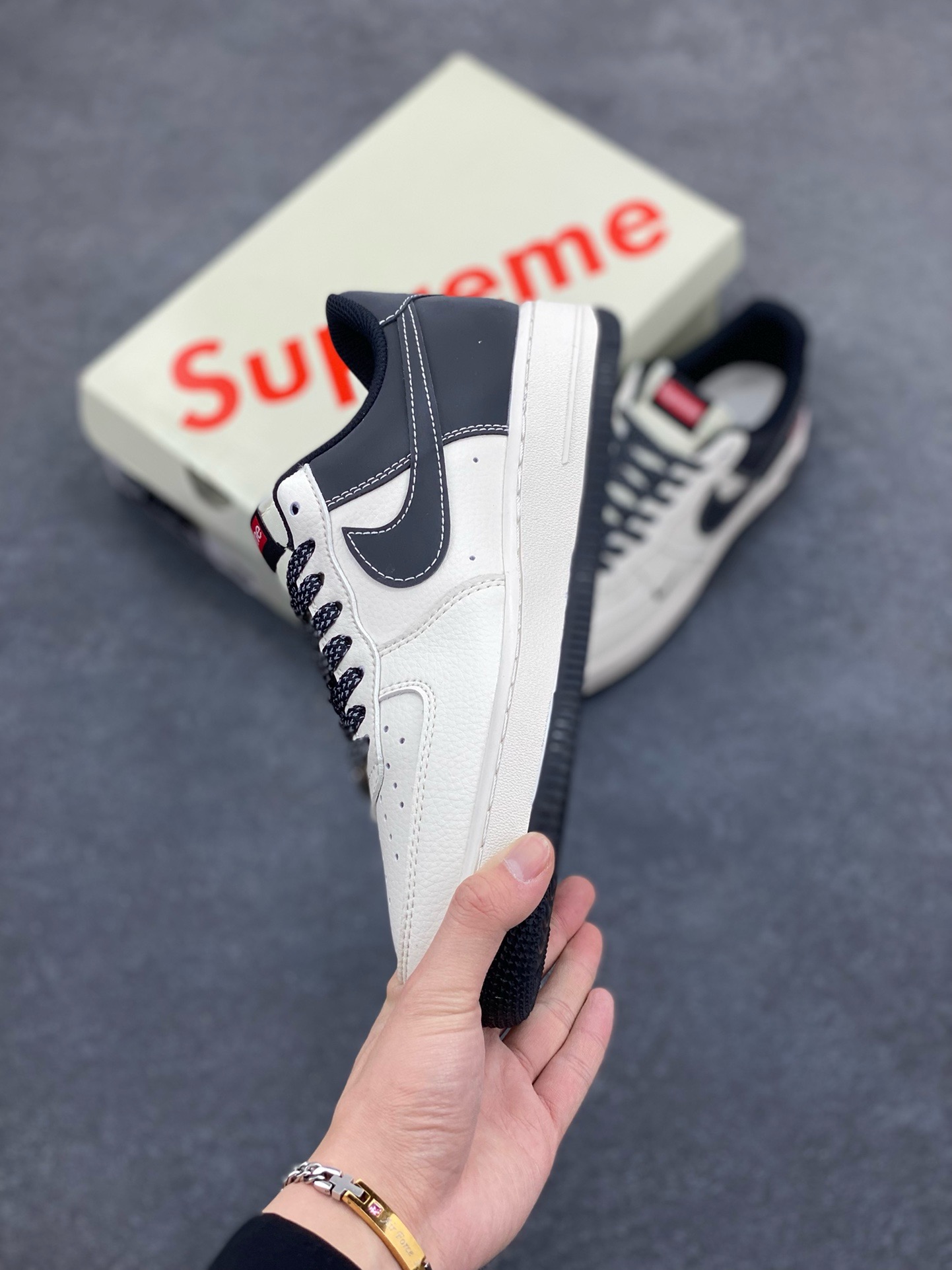 图片[3]-Nike Air Force 1 \’07 Low “石头岛Supreme联名——米黑勾拼接”空军一号 高端定制 低帮 运动鞋 休闲鞋 折边针车 工艺难度大 原楦头原纸板 原装鞋盒 定制五金配件 内置全掌气垫 原厂鞋底 货号：HH7518-042 尺码：36 36.5 37.5 38 38.5 39 40 40.5 41 42 42.5 43 44 44.5 45-选品中心