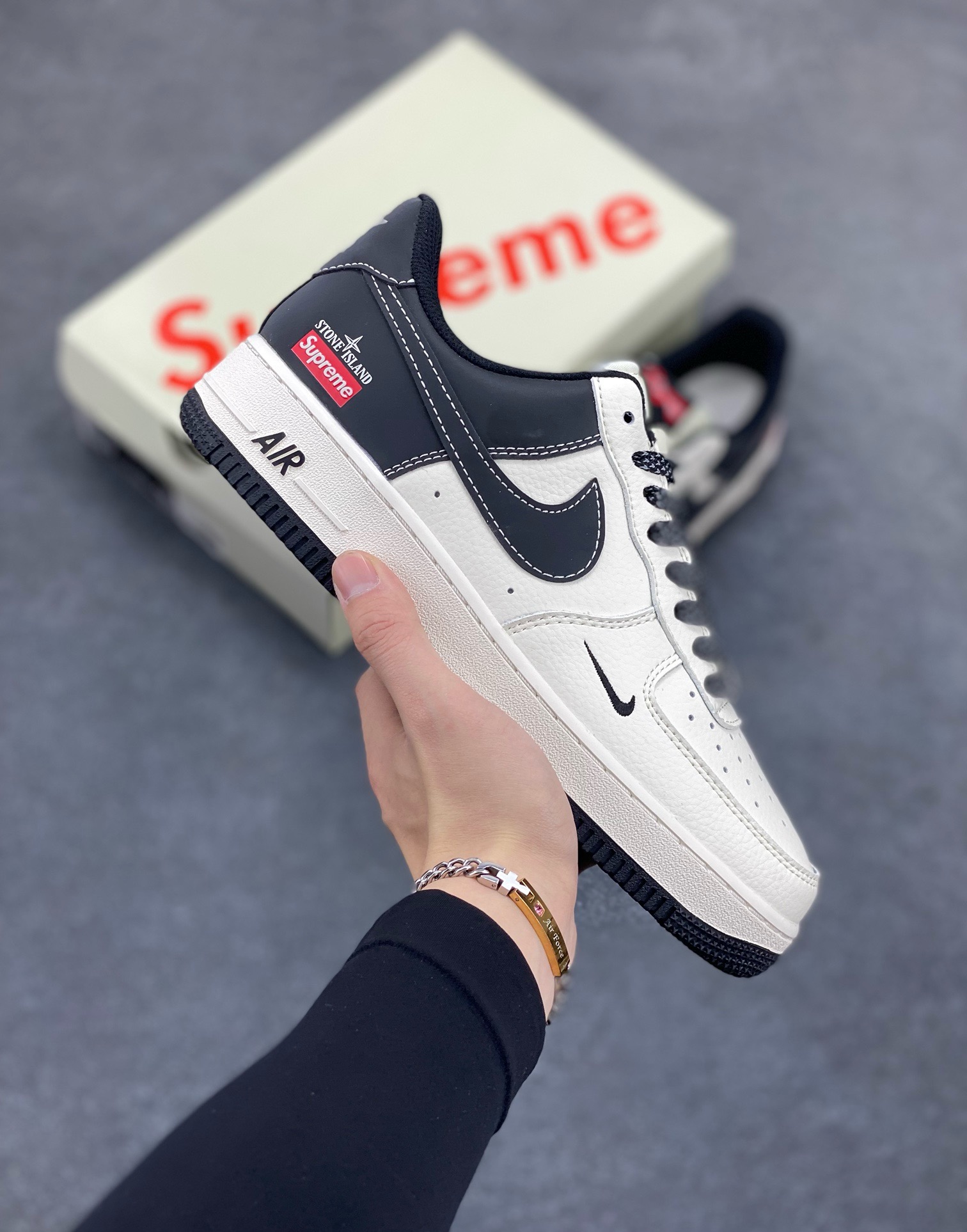 Nike Air Force 1 \'07 Low “石头岛Supreme联名——米黑勾拼接”空军一号 高端定制 低帮 运动鞋 休闲鞋 折边针车 工艺难度大 原楦头原纸板 原装鞋盒 定制五金配件 内置全掌气垫 原厂鞋底 货号：HH7518-042 尺码：36 36.5 37.5 38 38.5 39 40 40.5 41 42 42.5 43 44 44.5 45-选品中心