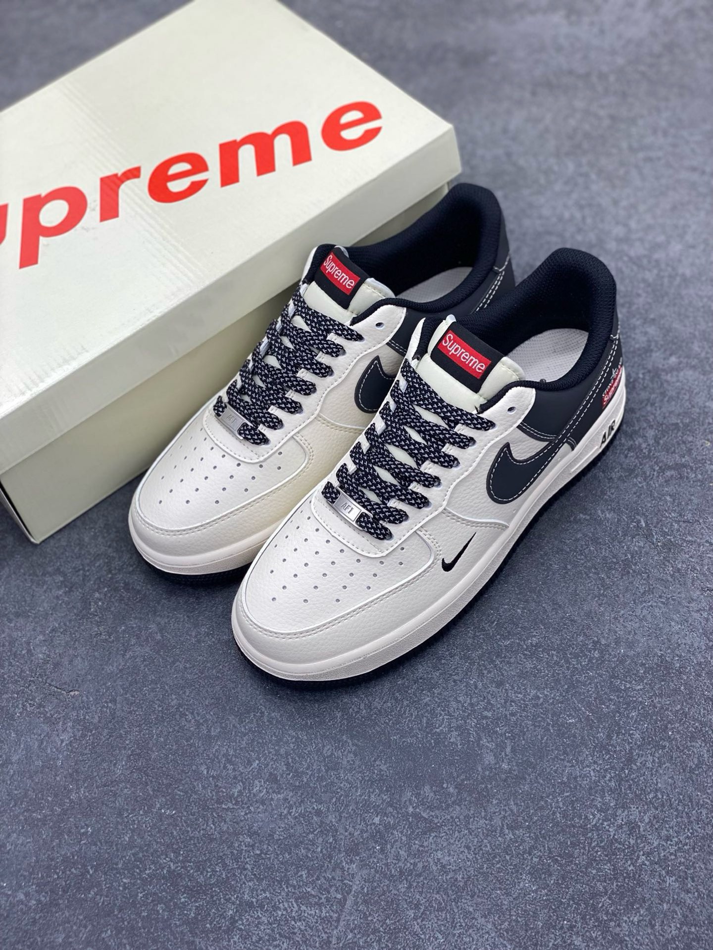 图片[8]-Nike Air Force 1 \’07 Low “石头岛Supreme联名——米黑勾拼接”空军一号 高端定制 低帮 运动鞋 休闲鞋 折边针车 工艺难度大 原楦头原纸板 原装鞋盒 定制五金配件 内置全掌气垫 原厂鞋底 货号：HH7518-042 尺码：36 36.5 37.5 38 38.5 39 40 40.5 41 42 42.5 43 44 44.5 45-选品中心