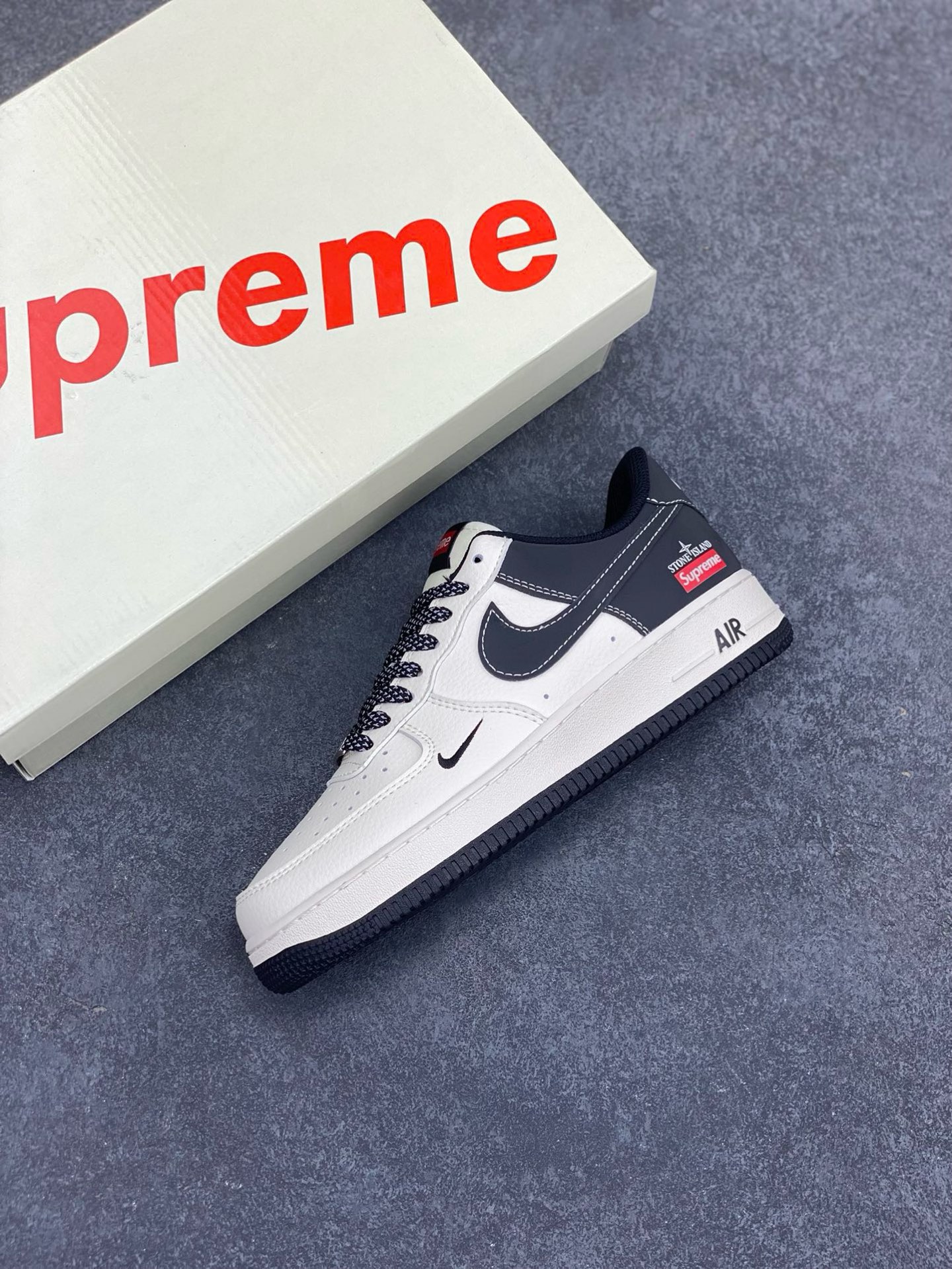 图片[7]-Nike Air Force 1 \’07 Low “石头岛Supreme联名——米黑勾拼接”空军一号 高端定制 低帮 运动鞋 休闲鞋 折边针车 工艺难度大 原楦头原纸板 原装鞋盒 定制五金配件 内置全掌气垫 原厂鞋底 货号：HH7518-042 尺码：36 36.5 37.5 38 38.5 39 40 40.5 41 42 42.5 43 44 44.5 45-选品中心