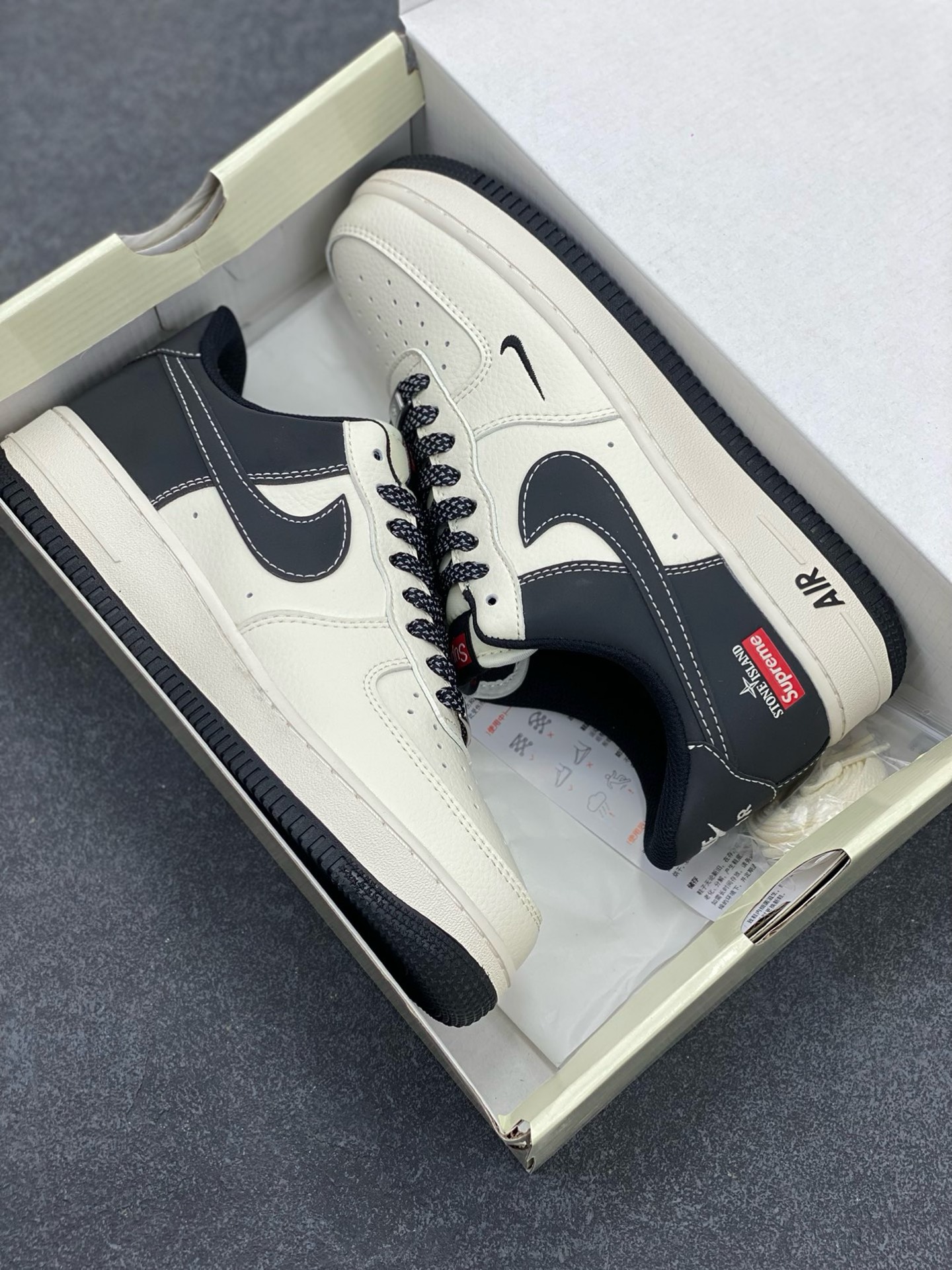 图片[9]-Nike Air Force 1 \’07 Low “石头岛Supreme联名——米黑勾拼接”空军一号 高端定制 低帮 运动鞋 休闲鞋 折边针车 工艺难度大 原楦头原纸板 原装鞋盒 定制五金配件 内置全掌气垫 原厂鞋底 货号：HH7518-042 尺码：36 36.5 37.5 38 38.5 39 40 40.5 41 42 42.5 43 44 44.5 45-选品中心