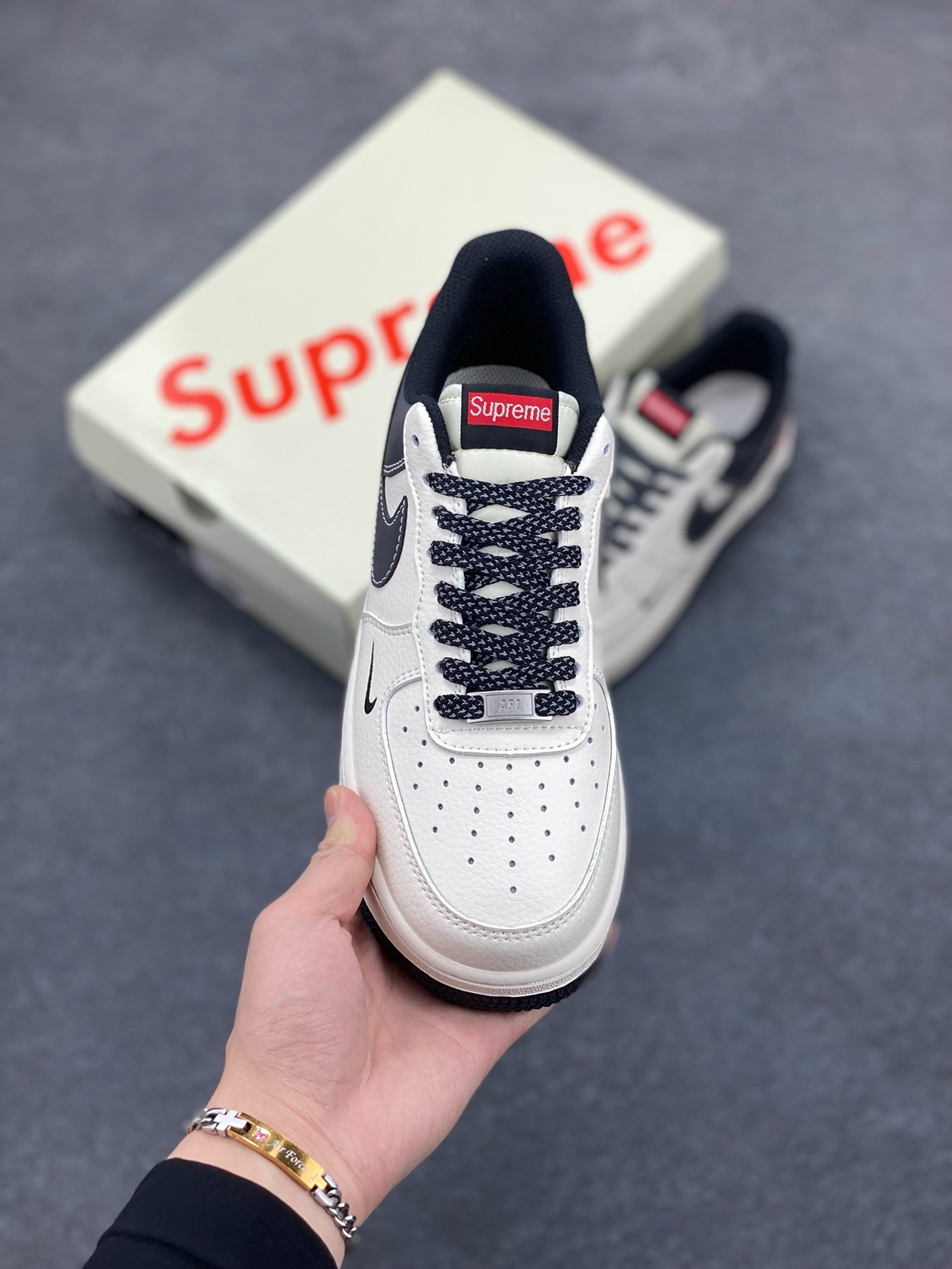 图片[2]-Nike Air Force 1 \’07 Low “石头岛Supreme联名——米黑勾拼接”空军一号 高端定制 低帮 运动鞋 休闲鞋 折边针车 工艺难度大 原楦头原纸板 原装鞋盒 定制五金配件 内置全掌气垫 原厂鞋底 货号：HH7518-042 尺码：36 36.5 37.5 38 38.5 39 40 40.5 41 42 42.5 43 44 44.5 45-选品中心