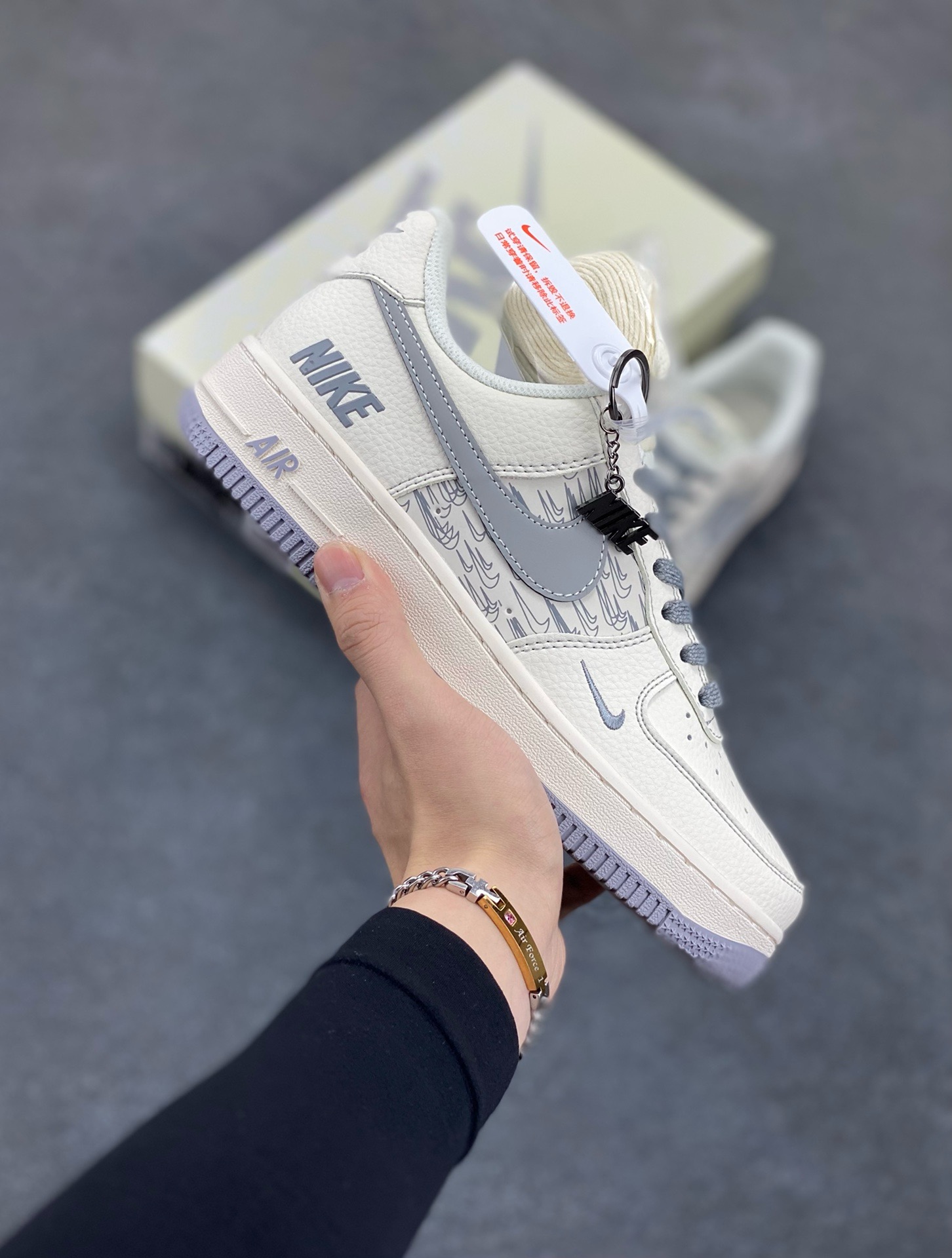 Nike Air Force 1 \’07 Low “NIKE联名——重影米灰勾”空军一号 高端定制 低帮 运动鞋 休闲鞋 折边针车 工艺难度大 原楦头原纸板 原装鞋盒 定制五金配件 内置全掌气垫 原厂鞋底 货号：HH7518-070 尺码：36 36.5 37.5 38 38.5 39 40 40.5 41 42 42.5 43 44 44.5 45\”},\”album\”：{\”isWatermark\”：true,\”myCommidityCount\”：29056,\”online\”：true,\”qrcode\”：\”https：//xcimg.szwego.com/h5_9c837543_a96c_494c_ba02_3d8acde48471.jpg-选品中心