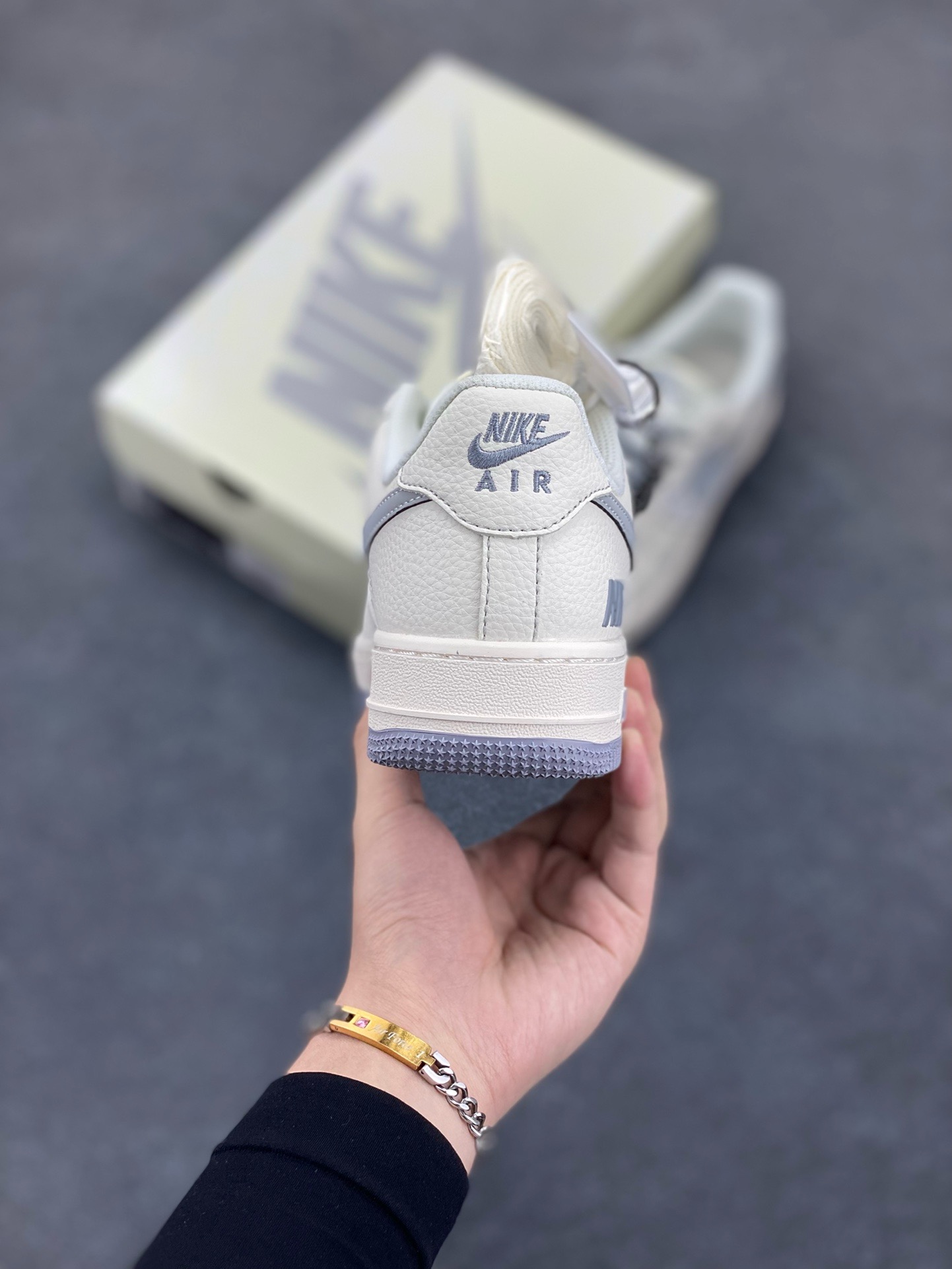 图片[4]-Nike Air Force 1 \’07 Low “NIKE联名——重影米灰勾”空军一号 高端定制 低帮 运动鞋 休闲鞋 折边针车 工艺难度大 原楦头原纸板 原装鞋盒 定制五金配件 内置全掌气垫 原厂鞋底 货号：HH7518-070 尺码：36 36.5 37.5 38 38.5 39 40 40.5 41 42 42.5 43 44 44.5 45\”},\”album\”：{\”isWatermark\”：true,\”myCommidityCount\”：29056,\”online\”：true,\”qrcode\”：\”https：//xcimg.szwego.com/h5_9c837543_a96c_494c_ba02_3d8acde48471.jpg-选品中心