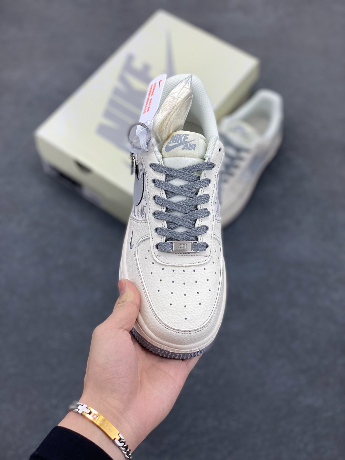 图片[2]-Nike Air Force 1 \’07 Low “NIKE联名——重影米灰勾”空军一号 高端定制 低帮 运动鞋 休闲鞋 折边针车 工艺难度大 原楦头原纸板 原装鞋盒 定制五金配件 内置全掌气垫 原厂鞋底 货号：HH7518-070 尺码：36 36.5 37.5 38 38.5 39 40 40.5 41 42 42.5 43 44 44.5 45\”},\”album\”：{\”isWatermark\”：true,\”myCommidityCount\”：29056,\”online\”：true,\”qrcode\”：\”https：//xcimg.szwego.com/h5_9c837543_a96c_494c_ba02_3d8acde48471.jpg-选品中心
