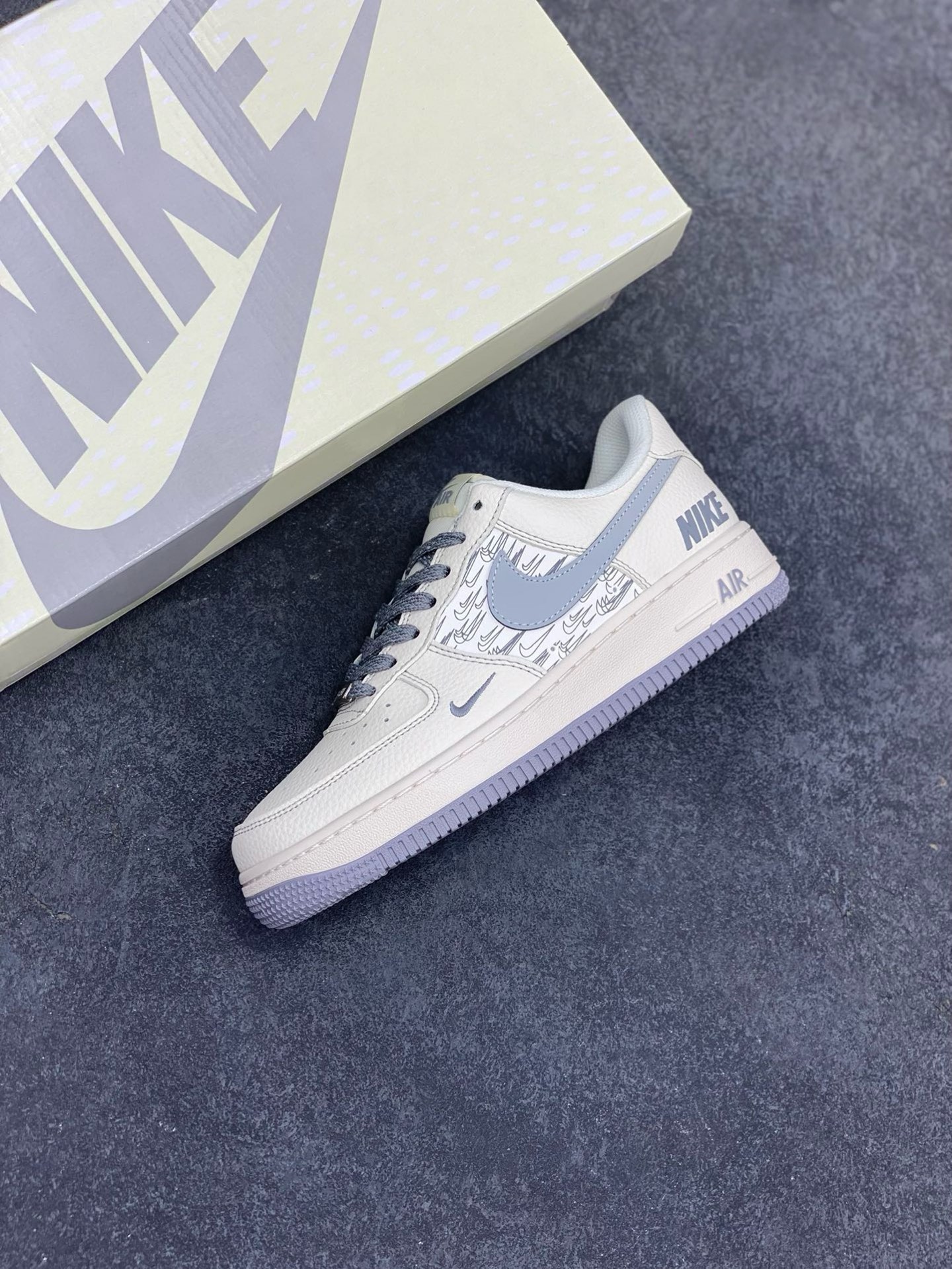 图片[7]-Nike Air Force 1 \’07 Low “NIKE联名——重影米灰勾”空军一号 高端定制 低帮 运动鞋 休闲鞋 折边针车 工艺难度大 原楦头原纸板 原装鞋盒 定制五金配件 内置全掌气垫 原厂鞋底 货号：HH7518-070 尺码：36 36.5 37.5 38 38.5 39 40 40.5 41 42 42.5 43 44 44.5 45\”},\”album\”：{\”isWatermark\”：true,\”myCommidityCount\”：29056,\”online\”：true,\”qrcode\”：\”https：//xcimg.szwego.com/h5_9c837543_a96c_494c_ba02_3d8acde48471.jpg-选品中心