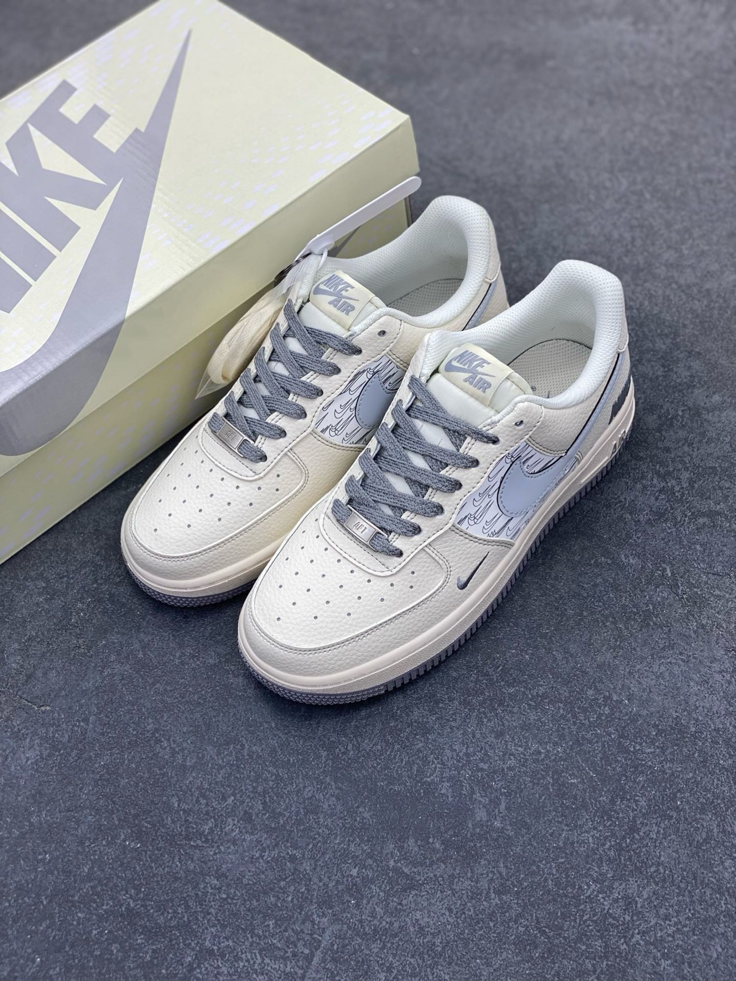 图片[8]-Nike Air Force 1 \’07 Low “NIKE联名——重影米灰勾”空军一号 高端定制 低帮 运动鞋 休闲鞋 折边针车 工艺难度大 原楦头原纸板 原装鞋盒 定制五金配件 内置全掌气垫 原厂鞋底 货号：HH7518-070 尺码：36 36.5 37.5 38 38.5 39 40 40.5 41 42 42.5 43 44 44.5 45\”},\”album\”：{\”isWatermark\”：true,\”myCommidityCount\”：29056,\”online\”：true,\”qrcode\”：\”https：//xcimg.szwego.com/h5_9c837543_a96c_494c_ba02_3d8acde48471.jpg-选品中心