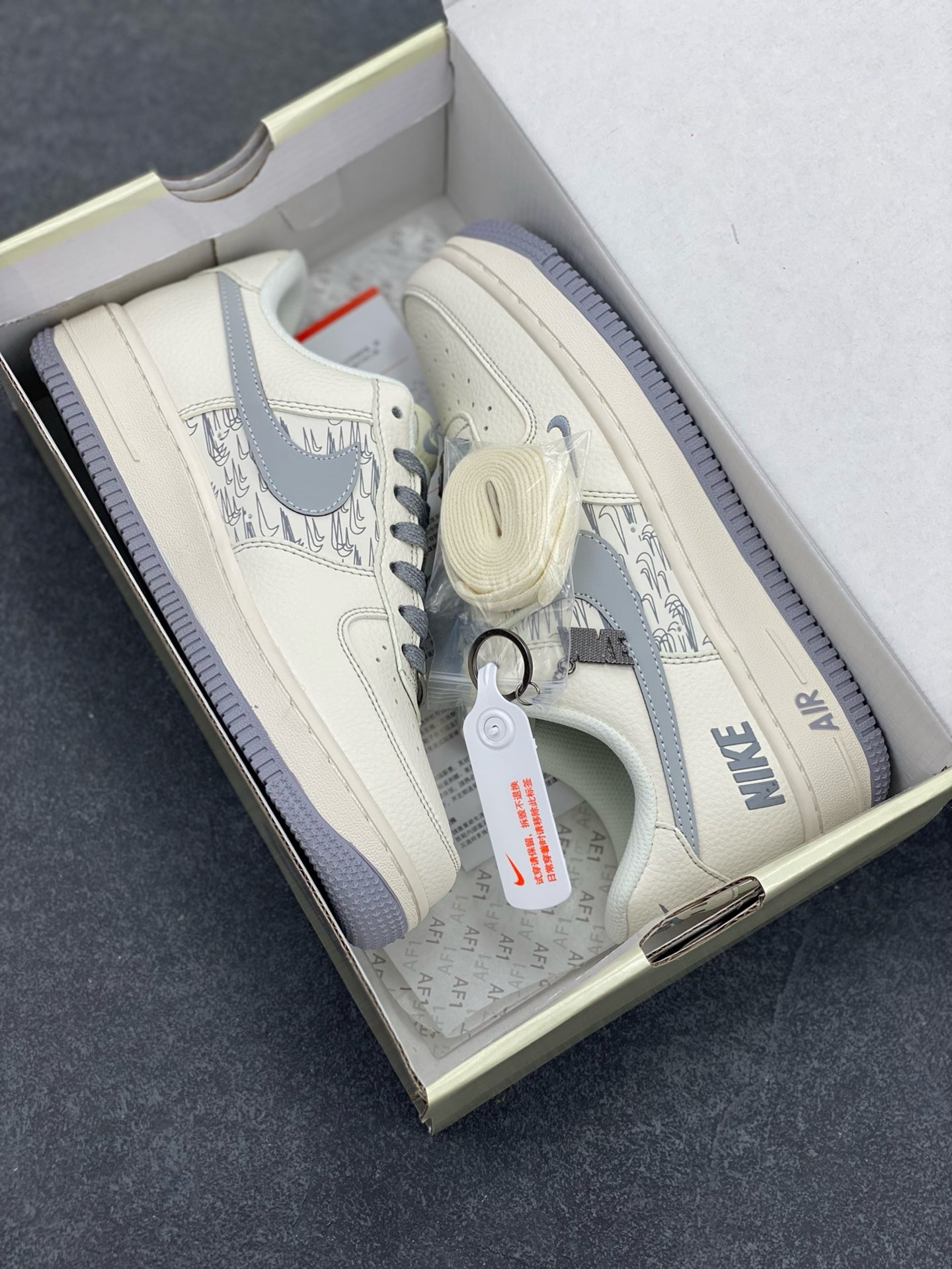 图片[9]-Nike Air Force 1 \’07 Low “NIKE联名——重影米灰勾”空军一号 高端定制 低帮 运动鞋 休闲鞋 折边针车 工艺难度大 原楦头原纸板 原装鞋盒 定制五金配件 内置全掌气垫 原厂鞋底 货号：HH7518-070 尺码：36 36.5 37.5 38 38.5 39 40 40.5 41 42 42.5 43 44 44.5 45\”},\”album\”：{\”isWatermark\”：true,\”myCommidityCount\”：29056,\”online\”：true,\”qrcode\”：\”https：//xcimg.szwego.com/h5_9c837543_a96c_494c_ba02_3d8acde48471.jpg-选品中心