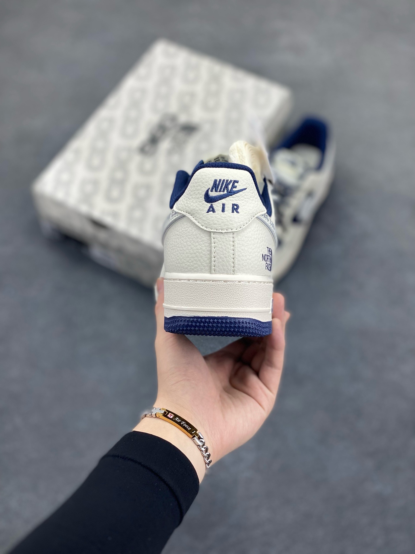 图片[4]-Nike Air Force 1 \’07 Low “ 北面联名——CDG米蓝银”空军一号 高端定制 低帮 运动鞋 休闲鞋 折边针车 工艺难度大 原楦头原纸板 原装鞋盒 定制五金配件 内置全掌气垫 原厂鞋底 货号：HH7518-075 尺码：36 36.5 37.5 38 38.5 39 40 40.5 41 42 42.5 43 44 44.5 45-选品中心