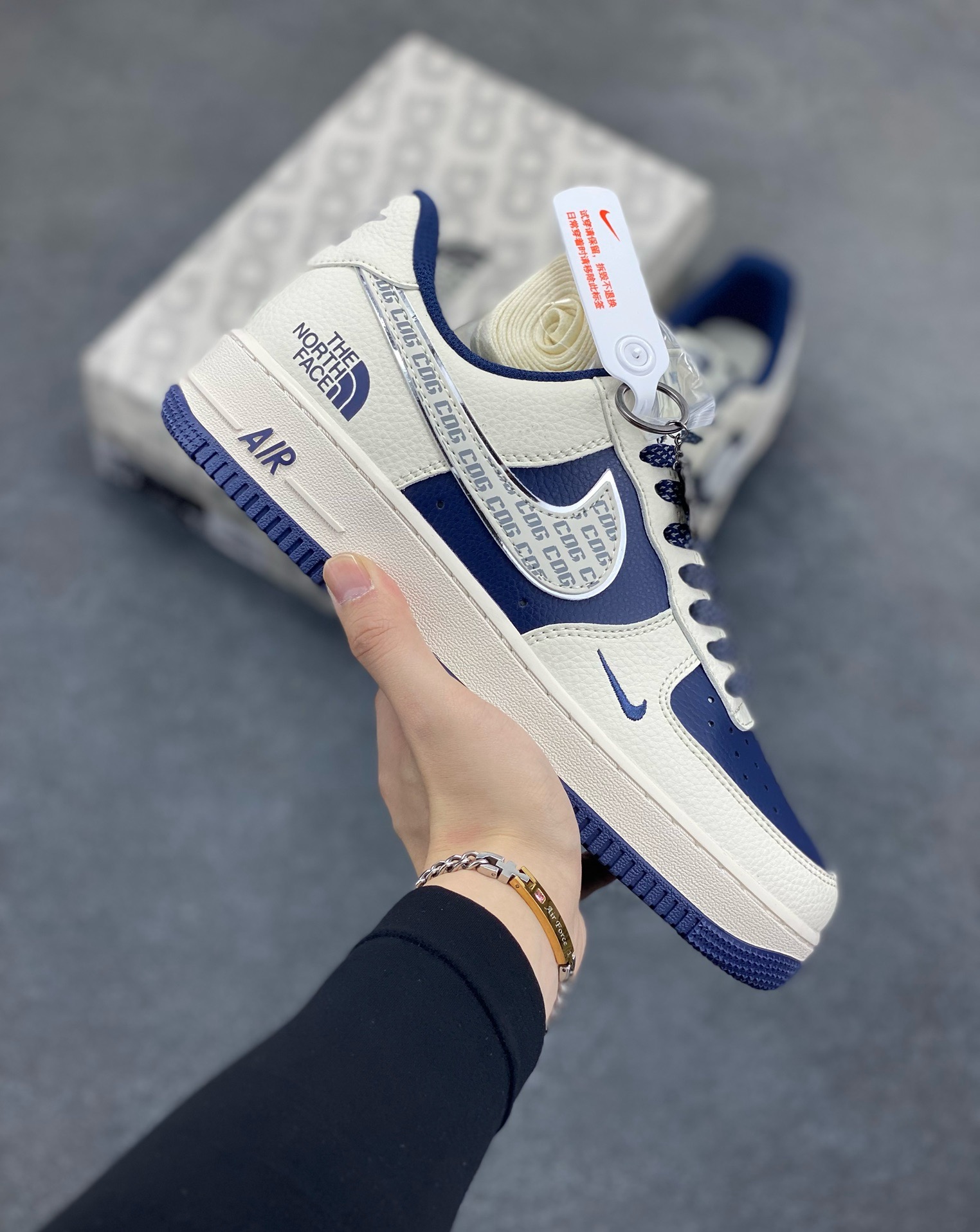 Nike Air Force 1 \’07 Low “ 北面联名——CDG米蓝银”空军一号 高端定制 低帮 运动鞋 休闲鞋 折边针车 工艺难度大 原楦头原纸板 原装鞋盒 定制五金配件 内置全掌气垫 原厂鞋底 货号：HH7518-075 尺码：36 36.5 37.5 38 38.5 39 40 40.5 41 42 42.5 43 44 44.5 45-选品中心