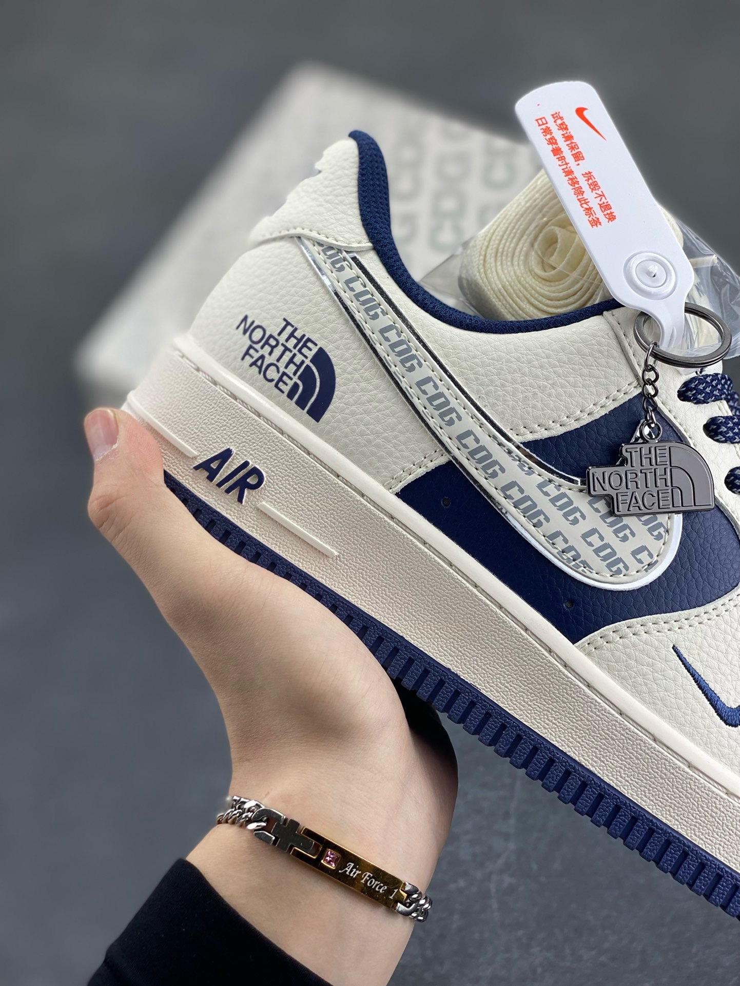 图片[6]-Nike Air Force 1 \’07 Low “ 北面联名——CDG米蓝银”空军一号 高端定制 低帮 运动鞋 休闲鞋 折边针车 工艺难度大 原楦头原纸板 原装鞋盒 定制五金配件 内置全掌气垫 原厂鞋底 货号：HH7518-075 尺码：36 36.5 37.5 38 38.5 39 40 40.5 41 42 42.5 43 44 44.5 45-选品中心