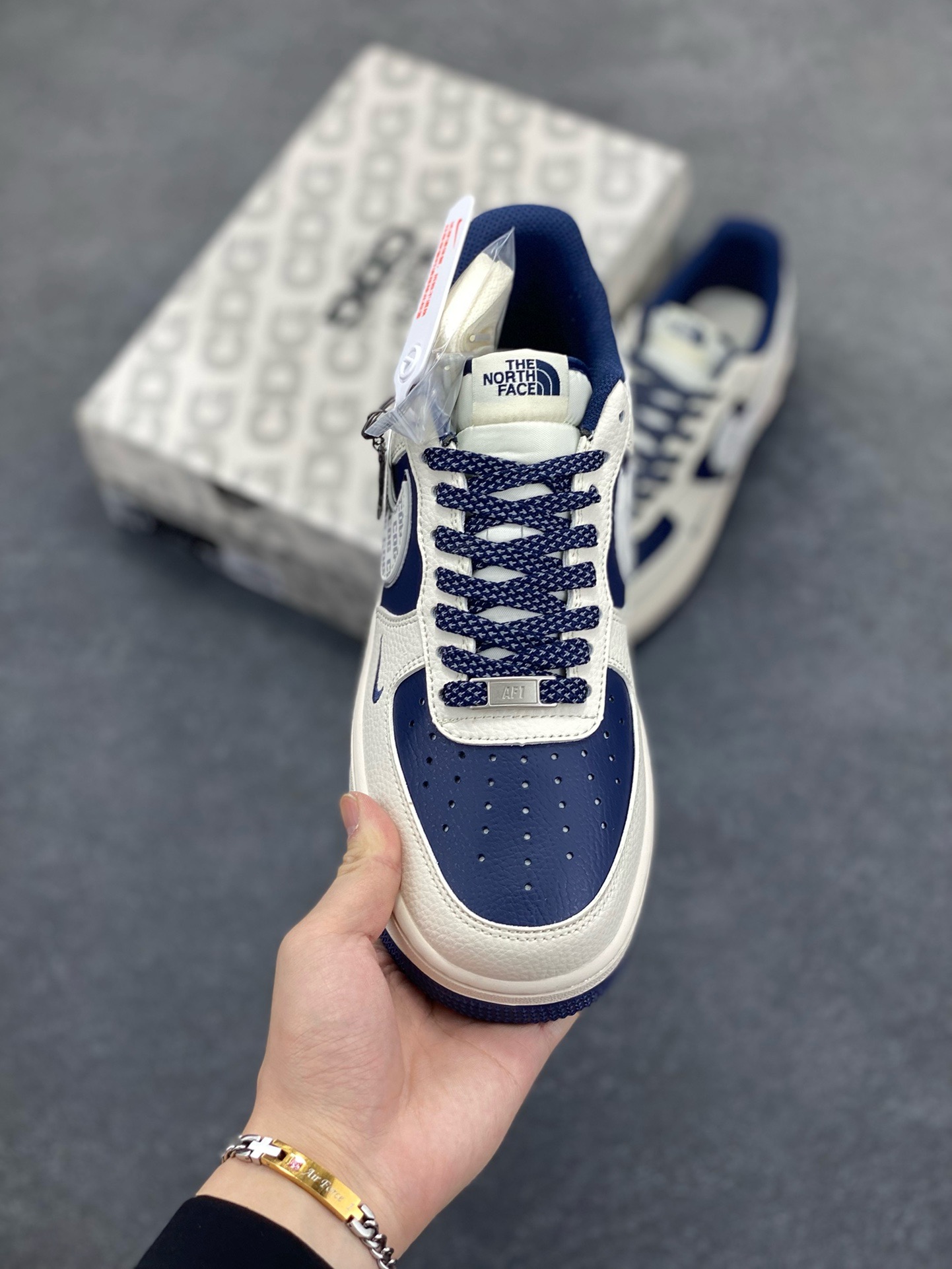 图片[2]-Nike Air Force 1 \’07 Low “ 北面联名——CDG米蓝银”空军一号 高端定制 低帮 运动鞋 休闲鞋 折边针车 工艺难度大 原楦头原纸板 原装鞋盒 定制五金配件 内置全掌气垫 原厂鞋底 货号：HH7518-075 尺码：36 36.5 37.5 38 38.5 39 40 40.5 41 42 42.5 43 44 44.5 45-选品中心