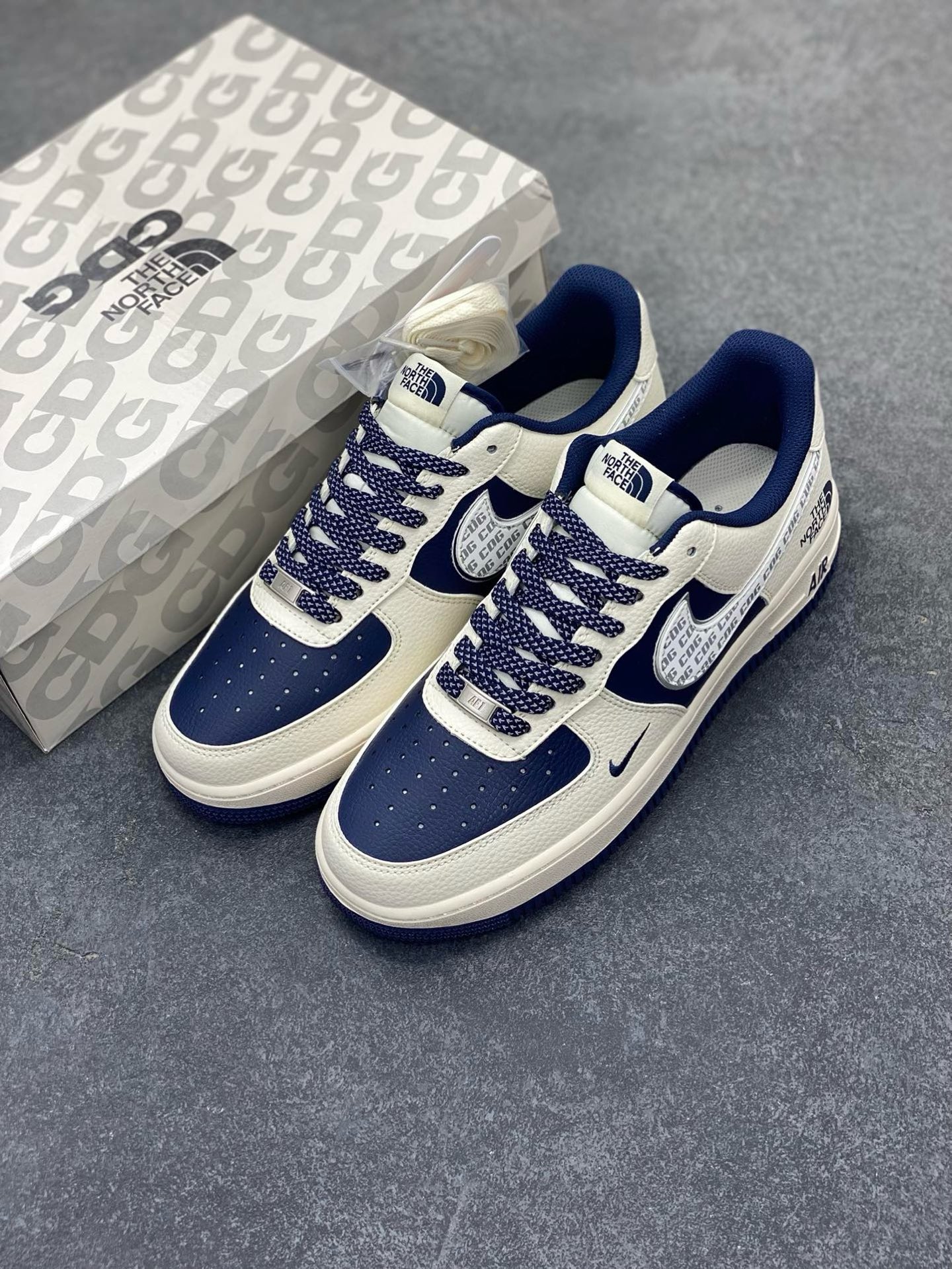 图片[8]-Nike Air Force 1 \’07 Low “ 北面联名——CDG米蓝银”空军一号 高端定制 低帮 运动鞋 休闲鞋 折边针车 工艺难度大 原楦头原纸板 原装鞋盒 定制五金配件 内置全掌气垫 原厂鞋底 货号：HH7518-075 尺码：36 36.5 37.5 38 38.5 39 40 40.5 41 42 42.5 43 44 44.5 45-选品中心