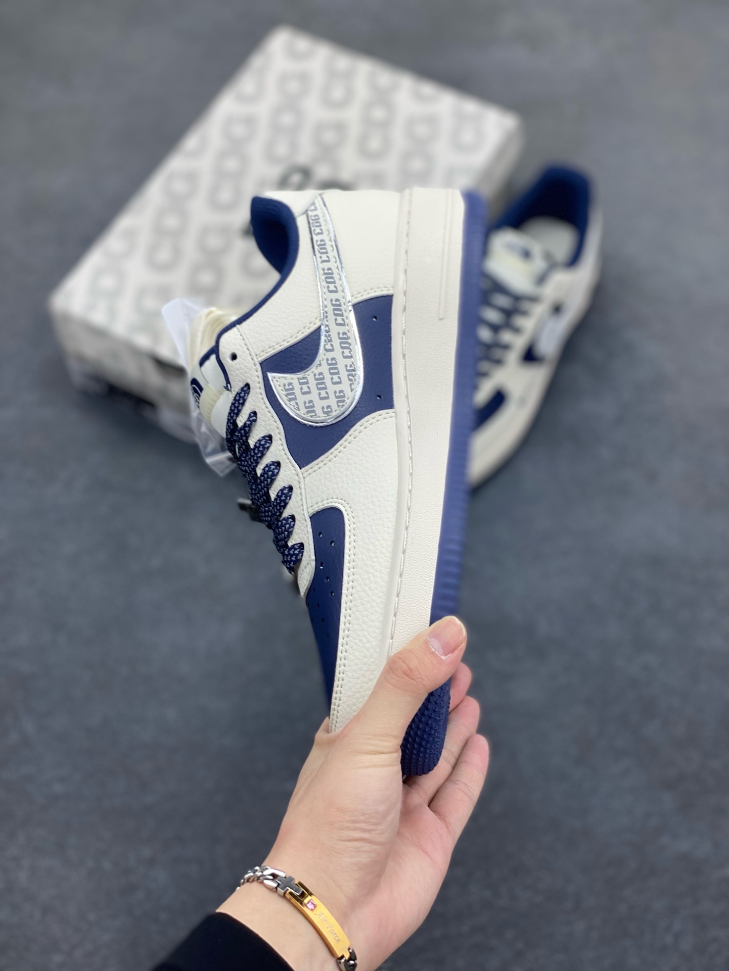 图片[3]-Nike Air Force 1 \’07 Low “ 北面联名——CDG米蓝银”空军一号 高端定制 低帮 运动鞋 休闲鞋 折边针车 工艺难度大 原楦头原纸板 原装鞋盒 定制五金配件 内置全掌气垫 原厂鞋底 货号：HH7518-075 尺码：36 36.5 37.5 38 38.5 39 40 40.5 41 42 42.5 43 44 44.5 45-选品中心