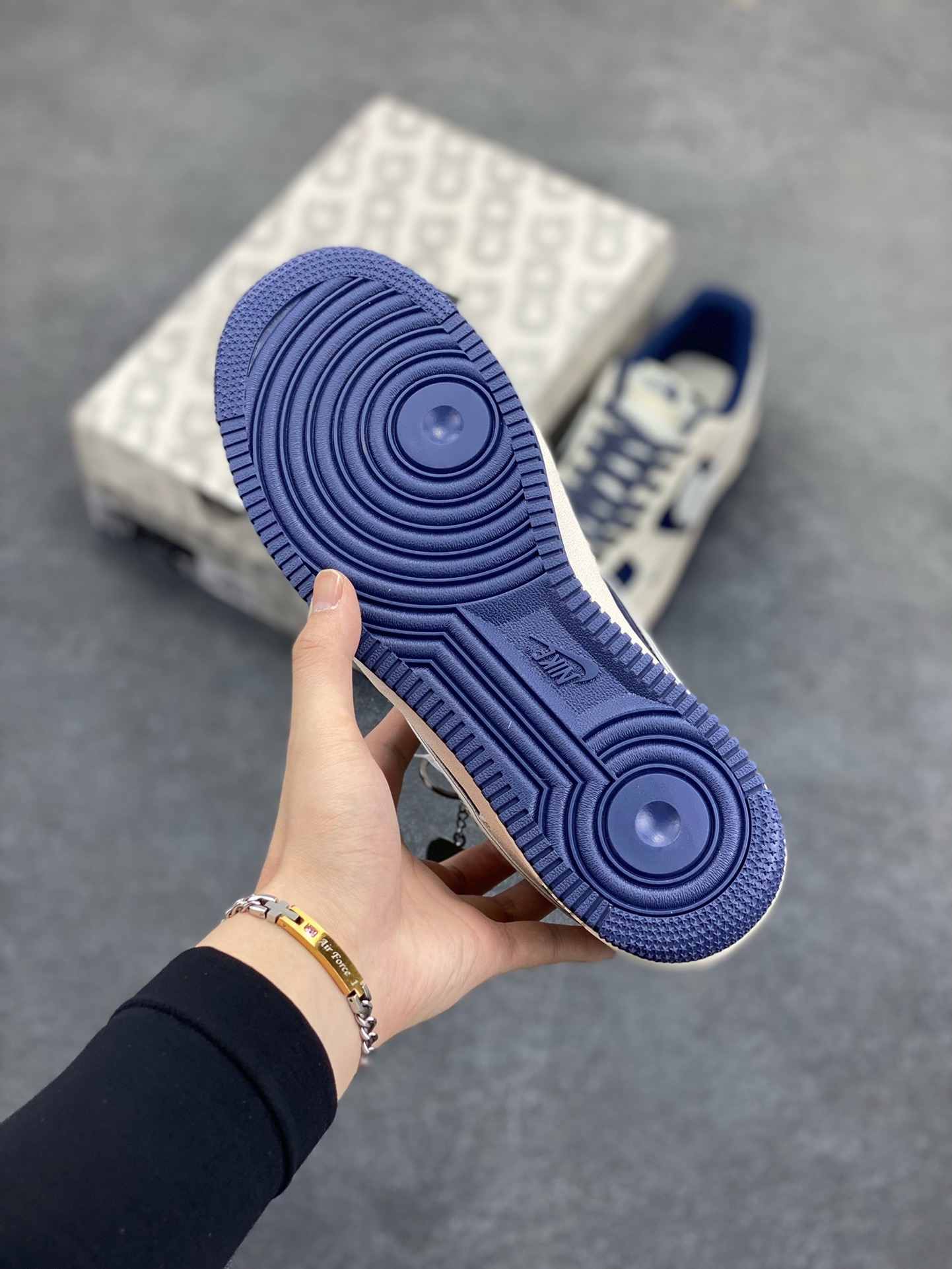 图片[5]-Nike Air Force 1 \’07 Low “ 北面联名——CDG米蓝银”空军一号 高端定制 低帮 运动鞋 休闲鞋 折边针车 工艺难度大 原楦头原纸板 原装鞋盒 定制五金配件 内置全掌气垫 原厂鞋底 货号：HH7518-075 尺码：36 36.5 37.5 38 38.5 39 40 40.5 41 42 42.5 43 44 44.5 45-选品中心