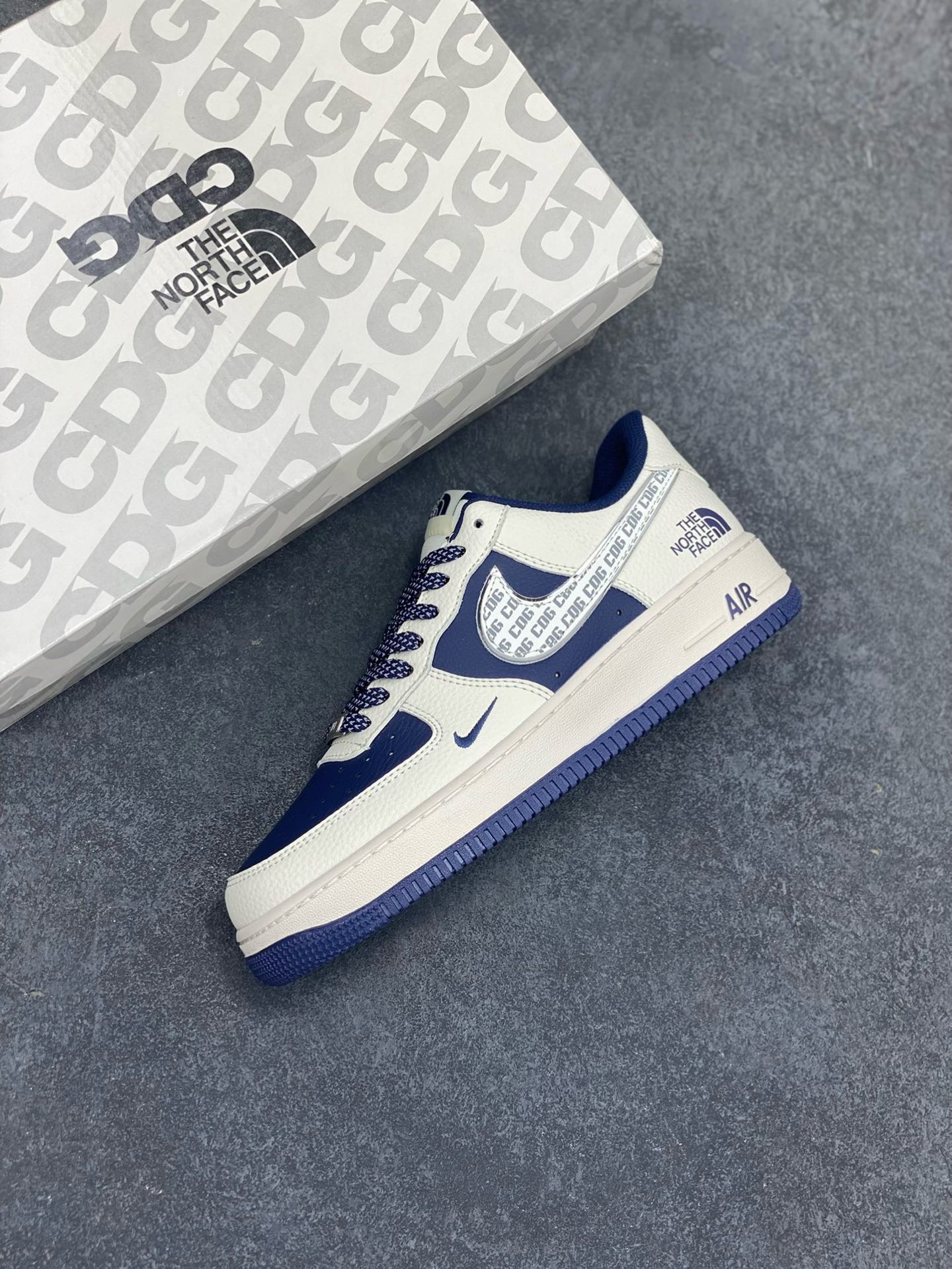 图片[7]-Nike Air Force 1 \’07 Low “ 北面联名——CDG米蓝银”空军一号 高端定制 低帮 运动鞋 休闲鞋 折边针车 工艺难度大 原楦头原纸板 原装鞋盒 定制五金配件 内置全掌气垫 原厂鞋底 货号：HH7518-075 尺码：36 36.5 37.5 38 38.5 39 40 40.5 41 42 42.5 43 44 44.5 45-选品中心