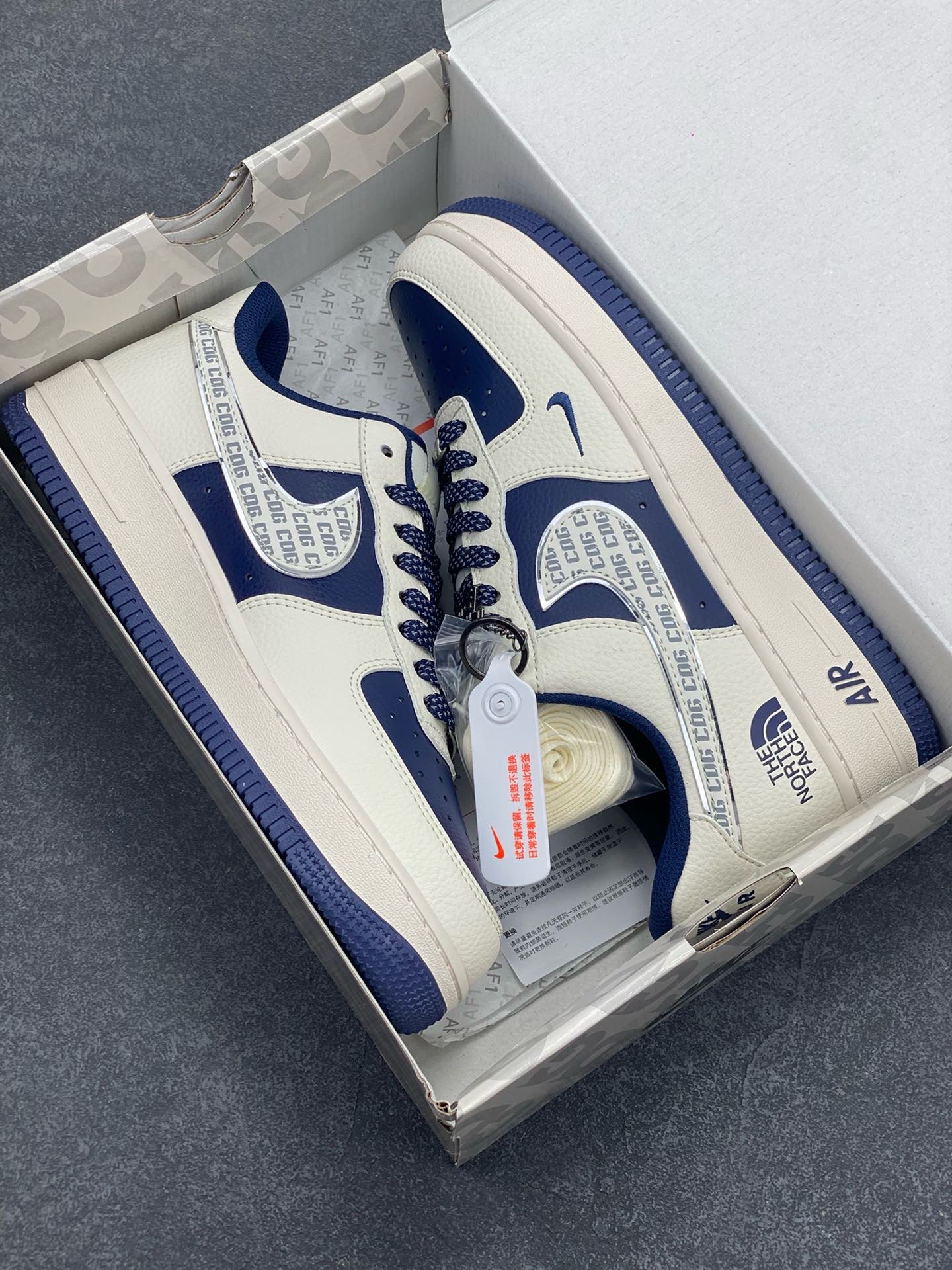 图片[9]-Nike Air Force 1 \’07 Low “ 北面联名——CDG米蓝银”空军一号 高端定制 低帮 运动鞋 休闲鞋 折边针车 工艺难度大 原楦头原纸板 原装鞋盒 定制五金配件 内置全掌气垫 原厂鞋底 货号：HH7518-075 尺码：36 36.5 37.5 38 38.5 39 40 40.5 41 42 42.5 43 44 44.5 45-选品中心