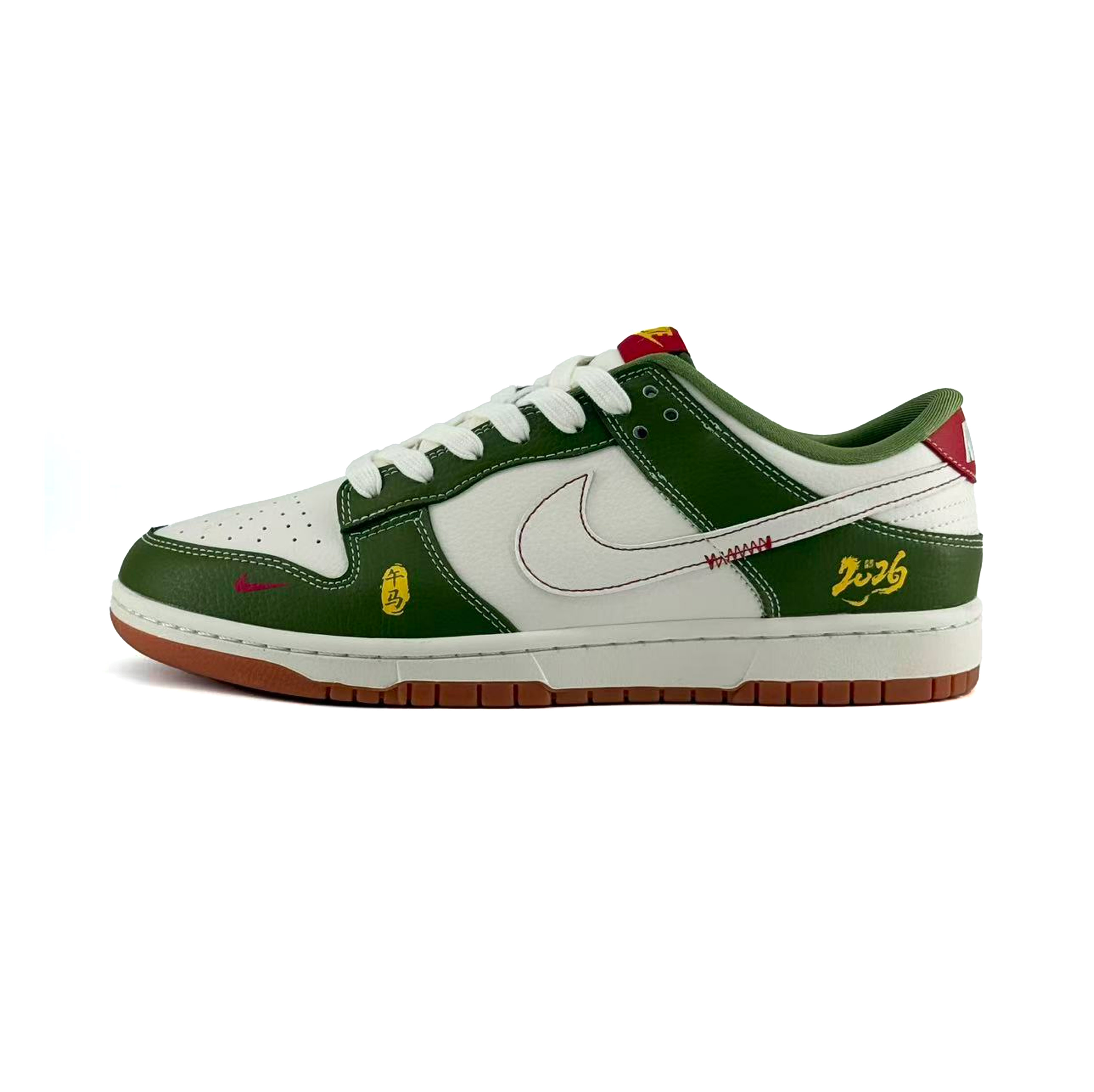 💰240
2026马年限定！Nike SB Dunk Low 爆款高端定制 军绿撞米白+金线绣“马，马年行大运！
采用军绿色与米白色荔枝纹拼接打造鞋身，搭配生胶色外底，整体风格兼具复古质感与户外气息。鞋头处点缀红色迷你小勾，鞋舌与后跟的红色细节也呼应了农历新年的喜庆氛围。
定制鞋盒 大厂纯原品质出货 超高清洁度 皮料切割干净无任何毛边 细节完美
货号：QW5288-103
Size：36 36.5 37.5 38 38.5 39 40 40.5 41 42 42.5 43 44 44.5 45