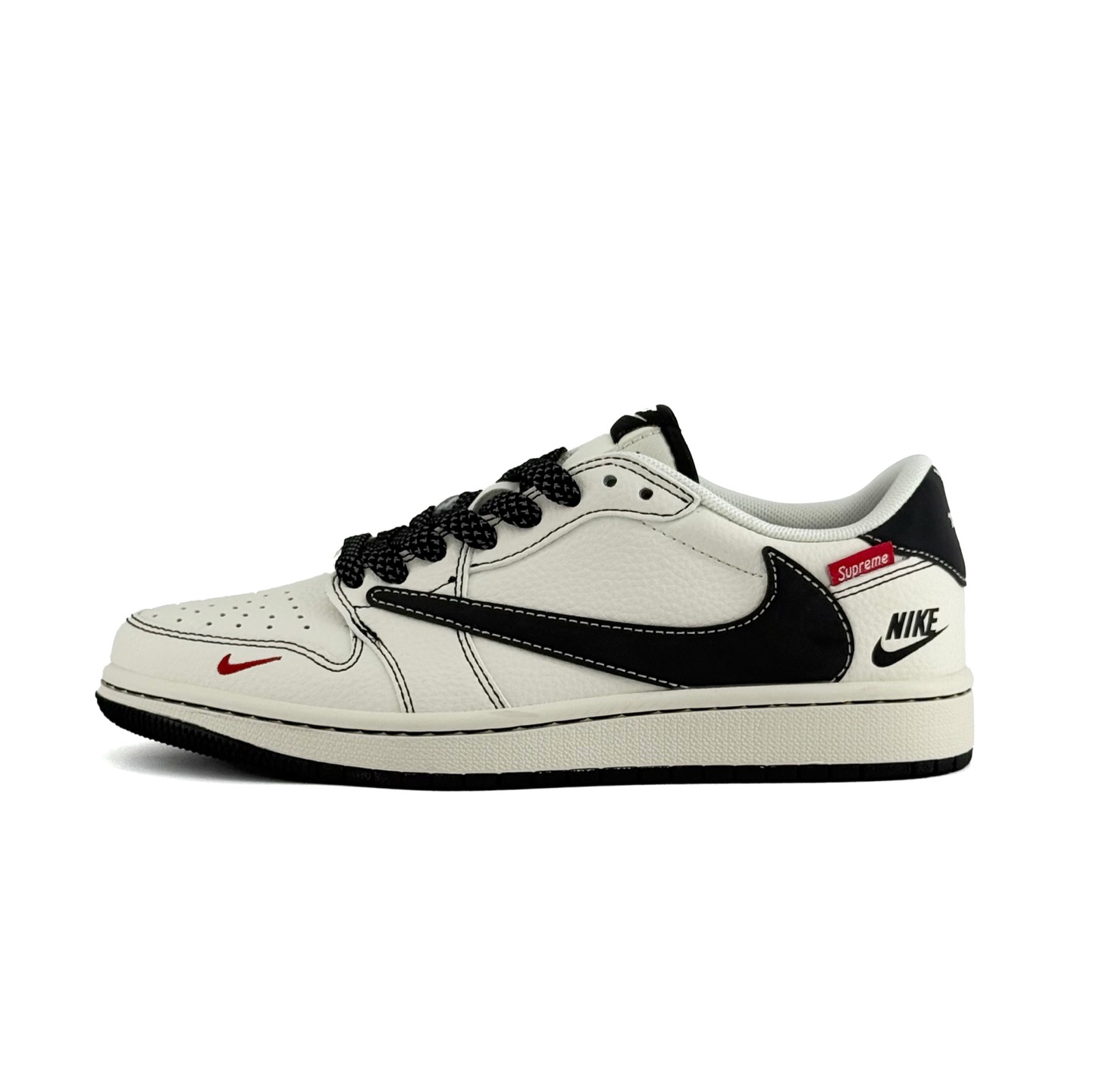 套现 潮牌叠满 酷感拉满!Travis Scott x Jordan 1 Low(Supreme联名) 乔丹倒勾 爆款高端定制 米白荔枝纹质感细腻,搭配3M反光视觉冲击力拉满;Supreme红色小标与Nike标识,叠加AJ飞翼元素,点明联名身份;鞋头点缀迷你红色小勾,与黑色明线车缝工艺呼应,提升复古精致感.定制鞋盒 超高清洁度 细节完美 货号:HH7518-088