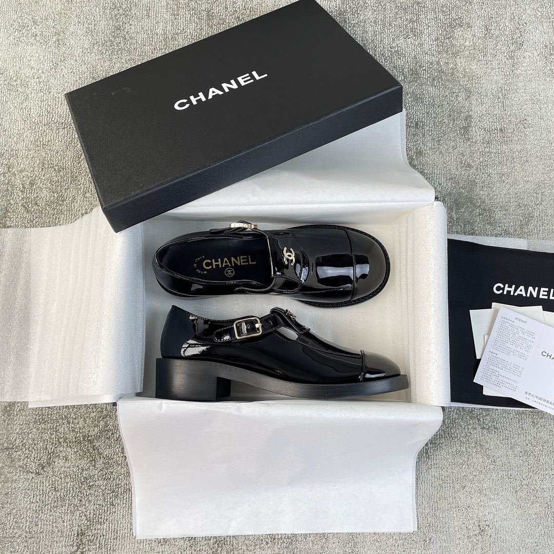 NO:164400,CHANEL small leather shoes customized with new leather materials, imported beef patent leather, super mirror effect, very strong texture, the whole pair of shoes is luminous, newly opened large-sole genuine leather, large-sole genuine leather Yanbian patent leather, the details are super good. Xiaoxiang is a super well-behaved small leather shoes, which are so amazing with socks, round toe, Mary Zhen's style, age-reducing single item, become obedient in one second. Mixed-bred sheepskin inside. Material imported beef patent leather Mixed-bred sheepskin leather Leather broadsole genuine leather Yanbian patent leather Color black patent leather Heel height 5cm Size 35-39 (40 custom made), loafers, chanel, loafers, mary jane, sheepskin, Leather soles, socks19860909CHANEL小皮鞋 定制了新的皮料,进口牛漆皮,镜面效果超级棒,质感非常强,整双鞋子在发光一样,新开大底真皮大底真皮延边条漆皮,细节做的超级棒. 小香一款超级超级乖巧的小皮鞋,搭配袜子太绝了,圆圆头,玛丽珍的版型,减龄单品,一秒变乖乖.内里混种羊皮. 材质进口牛漆皮 混种羊皮里 真皮大底真皮延边条漆皮 颜色黑色漆皮 跟高5cm Size 35-39（40 定做）,乐福鞋,chanel,loafers,mary jane,sheepskin,Leather soles,socks,Women's Shoes