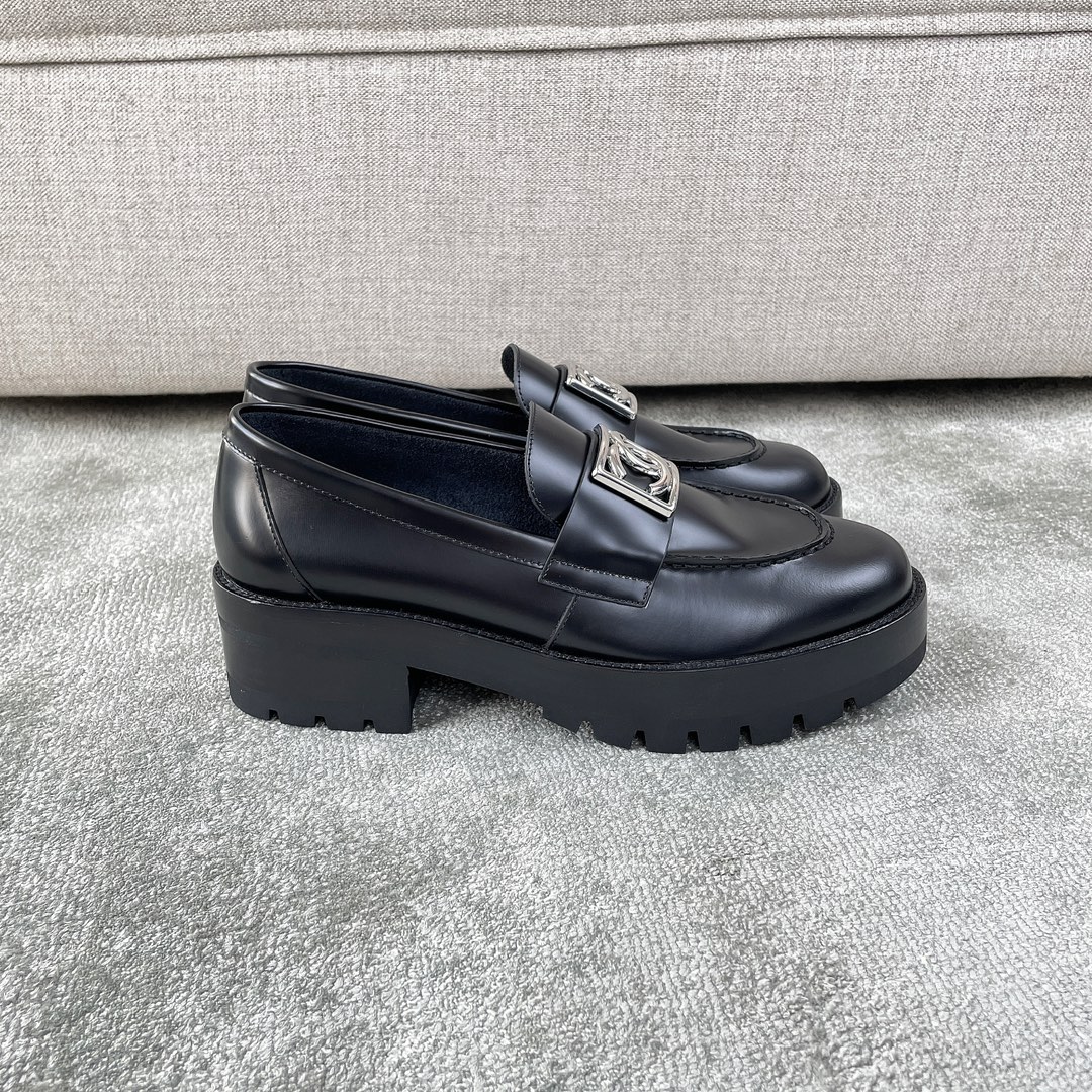 NO:164408,CHANEL square buckle loafers Xiaoxiang new buckle loafers, with a great temperament, it is worthy of being the most beautiful loafers in 23b. The feet are super beautiful, 5cm thick sole makes the legs look long, very friendly to small people, large double C silver buckles, high-end and durable, customized super soft medium-gloss open edge beads, leather color is super positive, low-key black open edge bead texture, not matte, not the kind of patent leather shiny, just right, very textured. The inner imported mixed-bred sheepskin, the large sole private mold bottom sheet, the stripes are the same as the original, 4x5 genuine leather translucent edge buckle private mold and the original one-to-one effect. Customized private mold steel buckle. Material medium-gloss open edge bead cowhide mixed-bred sheepskin inner Custom sole Color black, black and white color combination Heel height 5cm Size 35-39 (40 41  Custom made no return or exchange), loafers, chanel, loafers, cowhide, sheepskin19860909CHANEL方扣乐福鞋 小香新扣乐福鞋,气质绝了,不愧是23b最美的乐福鞋,上脚超好看,5cm厚底非常显腿长,对小个子来说非常的友好,大双C银扣,高级耐看,定制超软中光开边珠,皮革色感超正,低调的黑色开边珠质感,不是哑面,也不是那种漆皮亮面,光泽度拿捏的刚刚好,特显质感.内里进口混种羊皮里,大底私家模具底片,条纹跟原版一样,4x5真皮透染沿条里布扣私模跟原版一比一效果.饰扣定制私模钢扣. 材质中光开边珠牛皮 混种羊皮内里 定制大底 颜色黑色 黑白拼色 跟高5cm Size 35-39（40 41 定做不退换）,乐福鞋,chanel,loafers,cowhide,sheepskin,Women's Shoes