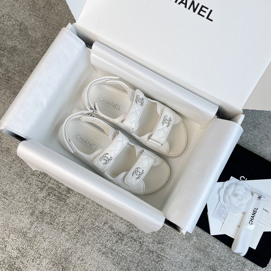 NO:250347,CHANEL sandals classic beach shoes, new colors every year, this year's new colors and designs are amazing, beautiful. Summer hot-selling models, denim, leisure and vacation, velvet surface, bright and lively colors, comic graffiti styles, clean and bright, and fashionable. They are all changing designs made of classic styles, which are still very eye-catching. The gold cow cow is three-dimensional embossed cow leather, and the embossed is three-dimensional, concave and concave. Velcro design unlocks different sock matching, and the shape is very inclusive. Customized cow leather surface, full grain sheepskin inside, barefoot foot feels very close to the skin, very gentle touch, Italian dyed leather upsole, 5mm thickness, and the sole is a very solid leather layer. Material customized material cow leather surface, sheepskin leather bottom Packaging original box aircraft box heel height 2cm  Shoe size 35-39 (40 can be customized), slippers sandals, chanel, sandals, slippers, cowhide, sheepskin, Leather soles, socks19860909CHANEL凉鞋 经典的沙滩鞋,每年都出新色,今年新色新设计绝绝子,美到心坎上了.夏天的热卖款,牛仔布,休闲度假,绒布面,颜色明亮活泼,漫画涂鸦款,干净明媚,洋气到不行,都是经典款做的变动设计,依然十分的吸引眼球.金币款是立体压花牛皮,压纹是那种立体的,凹凸错落.魔术贴设计,解锁不同袜子搭配,造型包容性非常强.定制牛皮面,内里全粒面羊皮,赤脚脚感非常的贴肤,很轻柔的触感,意大利透染真皮大底,5mm厚度,大底是非常扎实的真皮层. 材质定制材料牛皮面 羊皮里 真皮底 包装原盒飞机盒 跟高2cm 鞋码35-39（40可定做）,拖鞋凉鞋,chanel,sandals,slippers,cowhide,sheepskin,Leather soles,socks,Women's Shoes