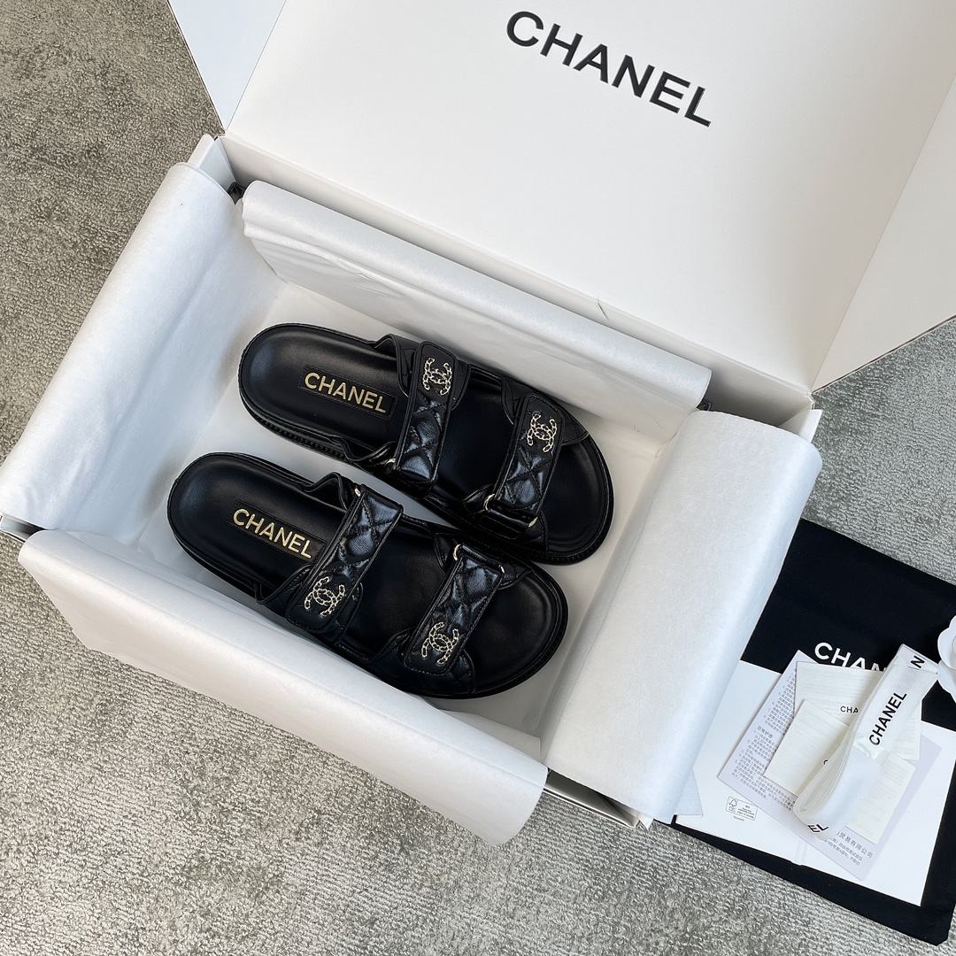 NO:250362,CHANEL Velcro slippers Xiaoxiang 24 new Velcro slippers, a new favorite in summer, a huge and beautiful model, waiting for the big manufacturers to release, the details are really the best, the workmanship is solid, and the style is so straight. This year's new material is highlighted sheepskin, with a light and husky leather inside, a white silver and silver buckle, a model that specializes in details. Without so many fancy colors, just simple black and white are definitely the classics among the classics.  Classic beach shoes, new colors every year, this year's new colors and designs are amazing, beautiful to the heart. Velcro design unlocks different socks matching, very inclusive. Custom imported original high mercerized sheepskin, matte leather sheepskin inside, barefoot feet feel very close to the skin, very gentle touch, Italian translucent leather sole, 5mm thickness, the sole is a very solid leather layer, the foot pad production process is the same as the original, and it is made of a transparent steel knife to make exquisite oil edges. Customized material, super mixed-bred sheepskin sheepskin, genuine leather sole, leather sunband strips, packaging gift box airplane box, heel height 2cm shoe size 35-39 (40 can be customized), slippers, sandals, chanel, sandals, slippers, sheepskin, Leather soles, socks19860909CHANEL魔术贴拖鞋 小香24新款魔术贴拖鞋,夏天的新宠,巨好看的一个款,苦等大厂出,细节真的绝杀了,做工用料扎扎实实,版型正到不行,今年的新材料高光羊皮,内里轻沙哑皮质,白色银银扣,特别抓细节的一个款.没有做那么多花里胡哨的颜色,就简单的黑色,白色,绝对是经典中的经典. 经典的沙滩鞋,每年都出新色,今年新色新设计绝绝子,美到心坎上了.魔术贴设计,解锁不同袜子搭配,造型包容性非常强.定制进口原版高丝光羊皮,内里沙哑光皮质羊皮,赤脚脚感非常的贴肤,很轻柔的触感,意大利透染真皮大底,5mm厚度,大底是非常扎实的真皮层,垫脚制作工艺跟原版同级别,采用透明钢刀冲制而成精致油边. 材质定制特级混种羊皮 羊皮里 真皮底 真皮延边条 包装礼盒飞机盒 跟高2cm 鞋码35-39（40可定做）,拖鞋凉鞋,chanel,sandals,slippers,sheepskin,Leather soles,socks,Women's Shoes