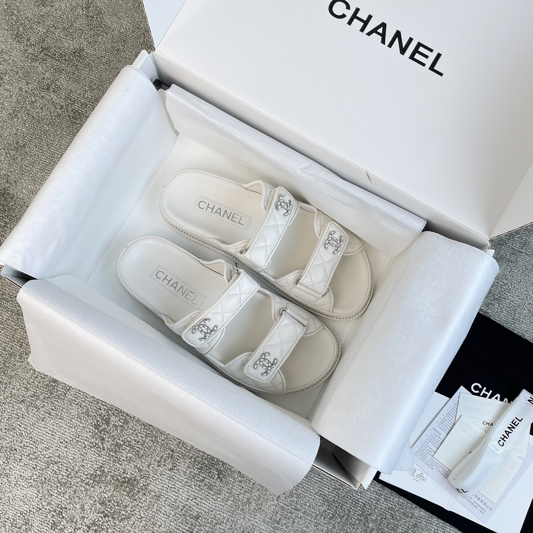 NO:250375,CHANEL Velcro slippers Xiaoxiang 24 new Velcro slippers, a new favorite in summer, a huge and beautiful model, waiting for the big manufacturers to release, the details are really the best, the workmanship is solid, and the style is so good. This year's new material is highlighted sheepskin, with a light and husky leather inside, a white silver and silver buckle, a model that specializes in details. Without so many fancy colors, just simple black and white are definitely the classics among the classics.  Classic beach shoes, new colors every year, this year's new colors and designs are amazing, beautiful to the heart. Velcro design unlocks different socks matching, very inclusive. Custom imported original high mercerized sheepskin, matte leather sheepskin inside, barefoot feet feel very close to the skin, very gentle touch, Italian translucent leather sole, 5mm thickness, the sole is a very solid leather layer, the foot pad production process is the same as the original, and it is made of a transparent steel knife to make exquisite oil edges. Customized material, super mixed-bred sheepskin sheepskin, genuine leather sole, leather sunband strips, packaging gift box airplane box, heel height 2cm shoe size 35-39 (40 can be customized), slippers, sandals, chanel, sandals, slippers, sheepskin, Leather soles, socks19860909CHANEL魔术贴拖鞋 小香24新款魔术贴拖鞋,夏天的新宠,巨好看的一个款,苦等大厂出,细节真的绝杀了,做工用料扎扎实实,版型正到不行,今年的新材料高光羊皮,内里轻沙哑皮质,白色银银扣,特别抓细节的一个款.没有做那么多花里胡哨的颜色,就简单的黑色,白色,绝对是经典中的经典. 经典的沙滩鞋,每年都出新色,今年新色新设计绝绝子,美到心坎上了.魔术贴设计,解锁不同袜子搭配,造型包容性非常强.定制进口原版高丝光羊皮,内里沙哑光皮质羊皮,赤脚脚感非常的贴肤,很轻柔的触感,意大利透染真皮大底,5mm厚度,大底是非常扎实的真皮层,垫脚制作工艺跟原版同级别,采用透明钢刀冲制而成精致油边. 材质定制特级混种羊皮 羊皮里 真皮底 真皮延边条 包装礼盒飞机盒 跟高2cm 鞋码35-39（40可定做）,拖鞋凉鞋,chanel,sandals,slippers,sheepskin,Leather soles,socks,Women's Shoes