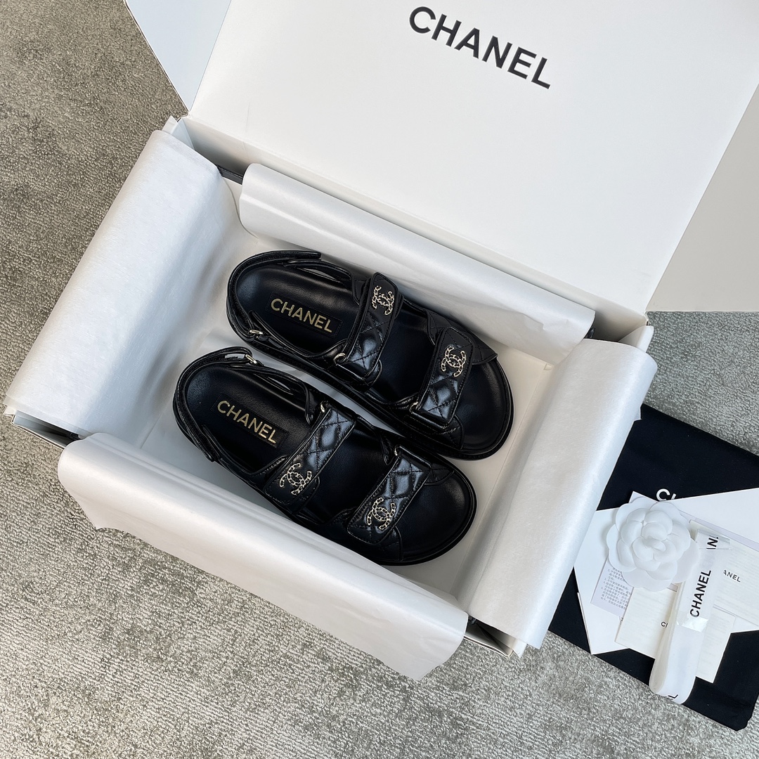 NO:250354,CHANEL sandals classic beach shoes, new colors every year, this year's new colors and designs are amazing, beautiful. Summer hot-selling models, denim, leisure and vacation, velvet surface, bright and lively colors, comic graffiti styles, clean and bright, and fashionable. They are all changing designs made of classic styles, which are still very eye-catching. The gold cow cow is three-dimensional embossed cow leather, and the embossed is three-dimensional, concave and concave. Velcro design unlocks different sock matching, and the shape is very inclusive. Customized cow leather surface, full grain sheepskin inside, barefoot foot feels very close to the skin, very gentle touch, Italian dyed leather upsole, 5mm thickness, and the sole is a very solid leather layer. Material customized material cow leather surface, sheepskin leather bottom Packaging original box aircraft box heel height 2cm  Shoe size 35-39 (40 can be customized), slippers sandals, chanel, sandals, slippers, cowhide, sheepskin, Leather soles, socks19860909CHANEL凉鞋 经典的沙滩鞋,每年都出新色,今年新色新设计绝绝子,美到心坎上了.夏天的热卖款,牛仔布,休闲度假,绒布面,颜色明亮活泼,漫画涂鸦款,干净明媚,洋气到不行,都是经典款做的变动设计,依然十分的吸引眼球.金币款是立体压花牛皮,压纹是那种立体的,凹凸错落.魔术贴设计,解锁不同袜子搭配,造型包容性非常强.定制牛皮面,内里全粒面羊皮,赤脚脚感非常的贴肤,很轻柔的触感,意大利透染真皮大底,5mm厚度,大底是非常扎实的真皮层. 材质定制材料牛皮面 羊皮里 真皮底 包装原盒飞机盒 跟高2cm 鞋码35-39（40可定做）,拖鞋凉鞋,chanel,sandals,slippers,cowhide,sheepskin,Leather soles,socks,Women's Shoes