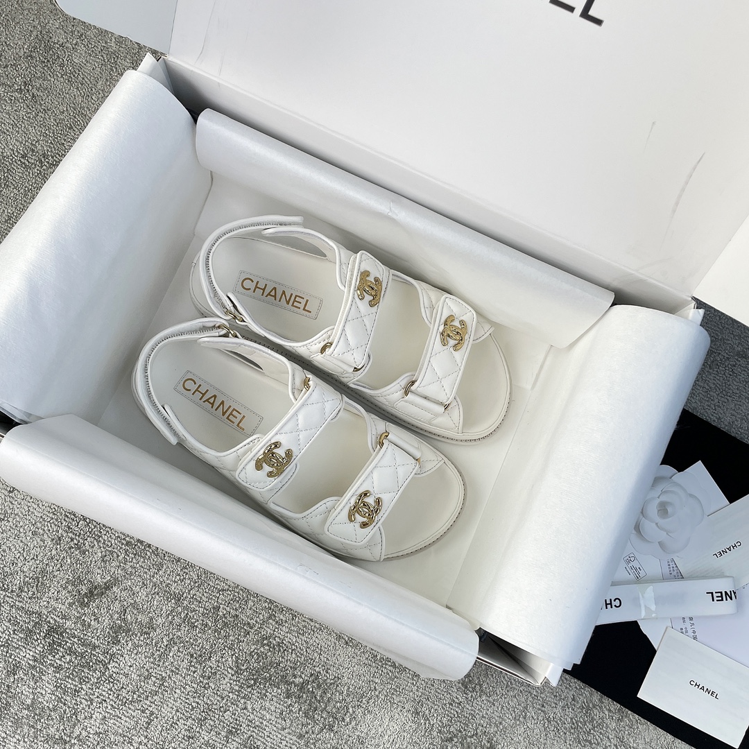 NO:250361,CHANEL sandals classic beach shoes, new colors every year, this year's new colors and designs are amazing, beautiful. Summer hot-selling models, denim, leisure and vacation, velvet surface, bright and lively colors, comic graffiti styles, clean and bright, and fashionable. They are all changing designs made of classic styles, which are still very eye-catching. The gold cow cow is three-dimensional embossed cow leather, and the embossed is three-dimensional, concave and concave. Velcro design unlocks different sock matching, and the shape is very inclusive. Customized cow leather surface, full grain sheepskin inside, barefoot foot feels very close to the skin, very gentle touch, Italian dyed leather upsole, 5mm thickness, and the sole is a very solid leather layer. Material customized material cow leather surface, sheepskin leather bottom Packaging original box aircraft box heel height 2cm  Shoe size 35-39 (40 can be customized), slippers sandals, chanel, sandals, slippers, cowhide, sheepskin, Leather soles, socks19860909CHANEL凉鞋 经典的沙滩鞋,每年都出新色,今年新色新设计绝绝子,美到心坎上了.夏天的热卖款,牛仔布,休闲度假,绒布面,颜色明亮活泼,漫画涂鸦款,干净明媚,洋气到不行,都是经典款做的变动设计,依然十分的吸引眼球.金币款是立体压花牛皮,压纹是那种立体的,凹凸错落.魔术贴设计,解锁不同袜子搭配,造型包容性非常强.定制牛皮面,内里全粒面羊皮,赤脚脚感非常的贴肤,很轻柔的触感,意大利透染真皮大底,5mm厚度,大底是非常扎实的真皮层. 材质定制材料牛皮面 羊皮里 真皮底 包装原盒飞机盒 跟高2cm 鞋码35-39（40可定做）,拖鞋凉鞋,chanel,sandals,slippers,cowhide,sheepskin,Leather soles,socks,Women's Shoes