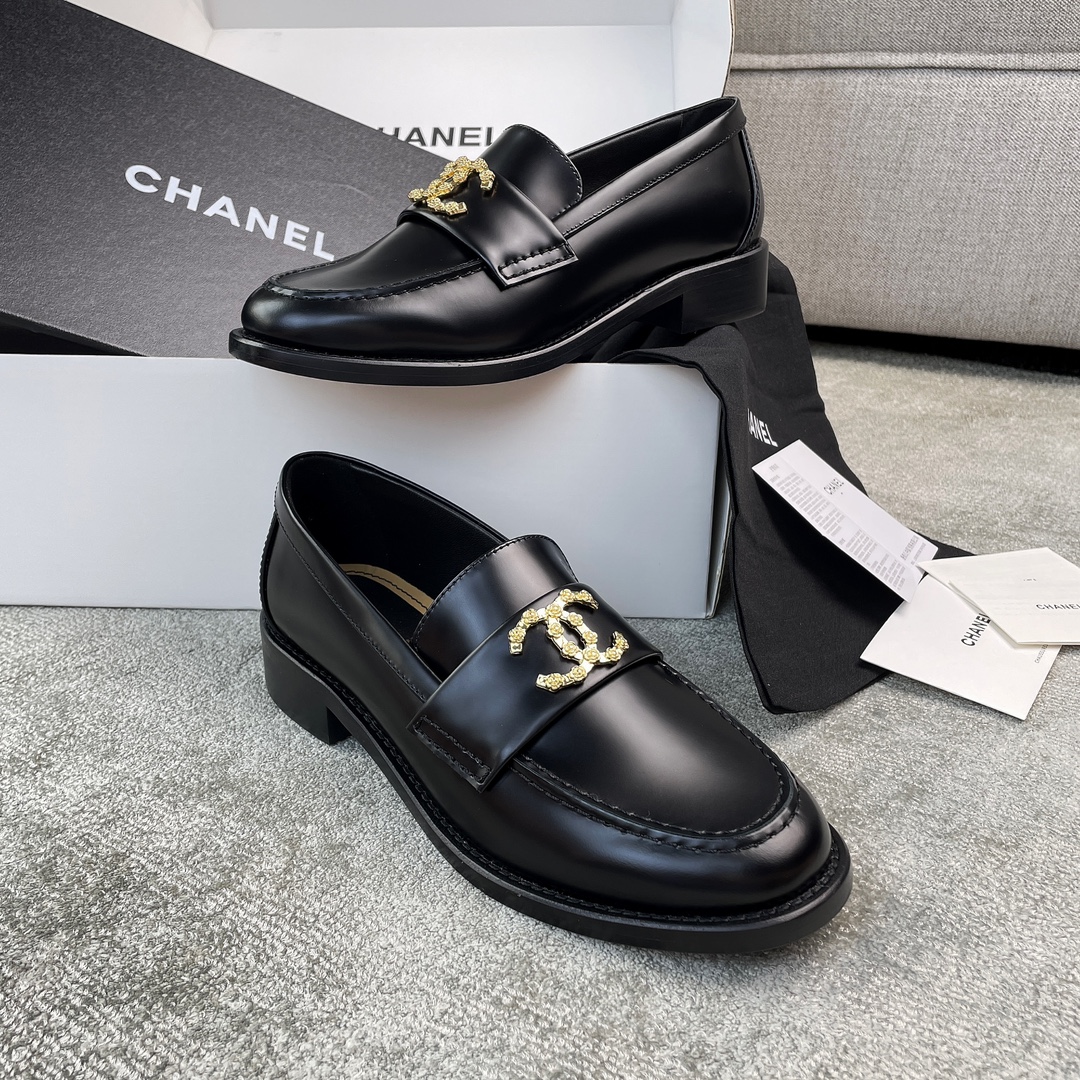 NO:410295,CHANEL Loafers Xiaoxiang 24 new loafers, a super beautiful new style, a retro C-buckle with camellia elements, a straight-show design, full of high-end sense, the material of the edge beads, the inner sheepskin, and the details are very detailed, especially the stitching, toe treatment, sincere handwork, customized leather outsole. The materials and details are all carefully selected, and the new style is highly recommended. Material: Open beads, lambskin, genuine leather outsole, packaging gift box, color, black, heel height 3.5cm, shoe size 35-39 (customized for 40), loafers, chanel, loafers, sheepskin, Leather soles19860909CHANEL 乐福鞋 小香24新款乐福鞋,超级美的一个新款,山茶花元素的复古C扣,直戳心巴的设计,高级感满满,开边珠材质,内里羊皮,细节处理都是非常的细致,尤其是缝线,鞋头的处理,诚意十足的手工,定制真皮大底.材料和细节都是嘎嘎用心,非常推荐的新款. 材质 开边珠 小羊皮 真皮大底 包装礼盒 颜色黑色 跟高3.5cm 鞋码35-39（40定做）,乐福鞋,chanel,loafers,sheepskin,Leather soles,Women's Shoes