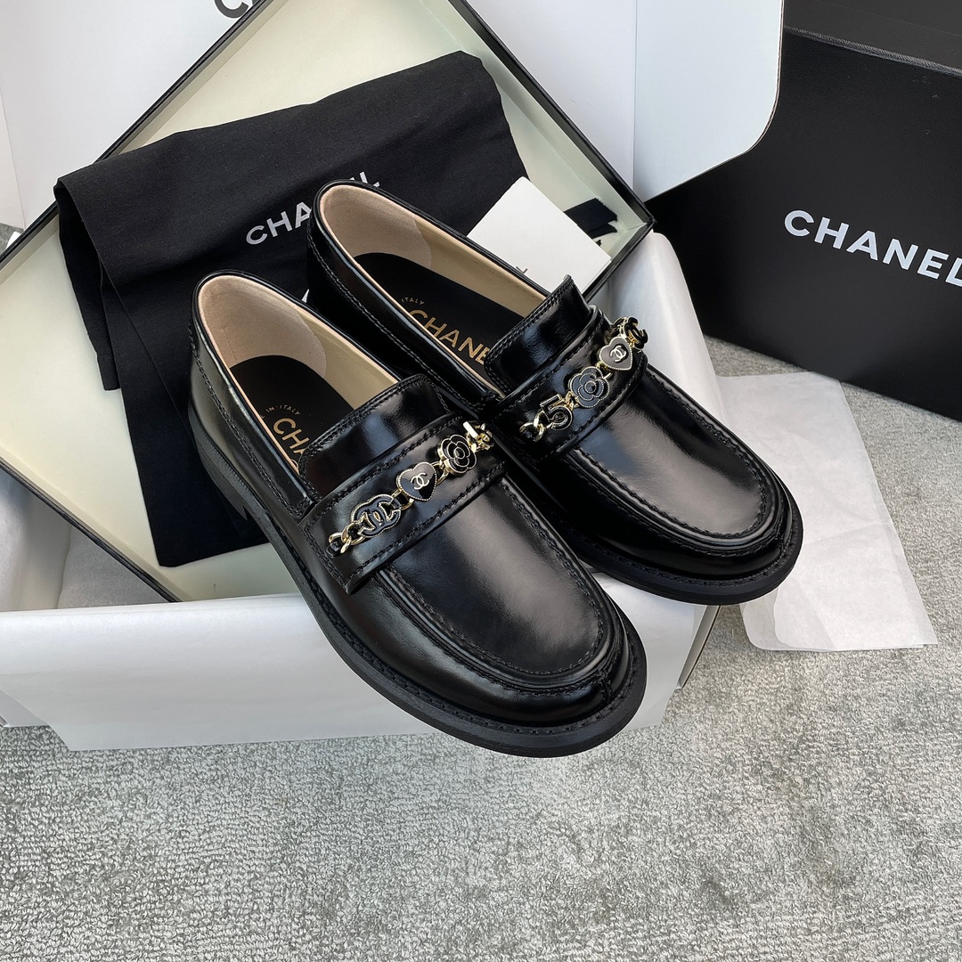 NO:410318,CHANEL loafers are redesigned and upgraded, handmade in large-scale factory, with more than a little higher quality, and re-customized materials. The leather is very high-quality and the design of camellia badge peach heart buckle chain is extremely exquisite. The foot is super girlish, much better than before. The upper of the oil wax leather is very soft, and the inner part of the mixed-bred sheepskin is definitely a good-looking and easy-to-wear loafers inside. The top purchasing version, insisting on the original development, insisting on the counter one-to-one material oil wax leather sheepskin genuine leather soles Packaging gift box Color black white Shoe size 35-39 (40 customization), loafers, chanel, loafers, sheepskin, Leather soles19860909CHANEL 乐福鞋 改版升级,大厂级手工,品质高了不止一点点,重新定制了材料,皮料质感光泽很高级,山茶花徽章桃心扣链条的设计,精致到极致,上脚超级少女,比以往的好看不少,油蜡皮的鞋面很软,混种羊皮内里,绝对是小香乐福鞋里面好看又好穿的一款乐福鞋.顶级代购版、坚持原版开发,坚持版型专柜一比一 材质油蜡皮 羊皮 真皮大底 包装礼盒 颜色黑色 白色 鞋码35-39（40 定制）,乐福鞋,chanel,loafers,sheepskin,Leather soles,Women's Shoes