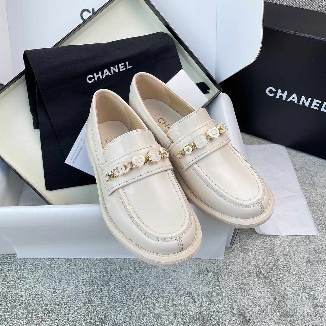 NO:410345,CHANEL loafers are redesigned and upgraded, handmade in large-scale factory, with more than a little higher quality, and re-customized materials. The leather is very high-quality and the design of camellia badge peach heart buckle chain is extremely exquisite. The foot is super girlish, much better than before. The upper of the oil wax leather is very soft, and the inner part of the mixed-bred sheepskin is definitely a good-looking and easy-to-wear loafers inside. The top purchasing version, insisting on the original development, insisting on the counter one-to-one material oil wax leather sheepskin genuine leather soles Packaging gift box Color black white Shoe size 35-39 (40 customization), loafers, chanel, loafers, sheepskin, Leather soles19860909CHANEL 乐福鞋 改版升级,大厂级手工,品质高了不止一点点,重新定制了材料,皮料质感光泽很高级,山茶花徽章桃心扣链条的设计,精致到极致,上脚超级少女,比以往的好看不少,油蜡皮的鞋面很软,混种羊皮内里,绝对是小香乐福鞋里面好看又好穿的一款乐福鞋.顶级代购版、坚持原版开发,坚持版型专柜一比一 材质油蜡皮 羊皮 真皮大底 包装礼盒 颜色黑色 白色 鞋码35-39（40 定制）,乐福鞋,chanel,loafers,sheepskin,Leather soles,Women's Shoes