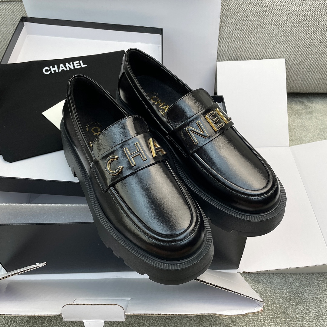NO:410287,CHANEL Letter Loafers is the heaviest new loafer, the letter logo design is clean and refreshing, simple and beautiful and atmospheric, with a 5cm ultra-light thick sole, which is very comfortable and light on the feet, and it is not a problem to increase height and make you look slim. The combination of autumn and winter is tightly controlled, and it is super invincible and versatile. The upper cowhide wrinkle paint technology, the slight leather wrinkles after the feet are super excellent, and it is particularly textured. The inner foot is mixed-bred sheepskin, which is comfortable and breathable. The diamond buckle is alloy drop glue, and the ultra-light IP foamed sole. Material wrinkle paint cowhide mixed sheepskin IP ultra-light foamed sole Packaging gift box Color black Shoe size 35-39 (40 customized), loafers, chanel, loafers, cowhide, sheepskin19860909CHANEL 字母乐福鞋 小香新款最重头的一款乐福鞋,字母Logo设计,干净清爽,简约好看又大气,5cm的超轻厚底,上脚特别舒服轻便,增高显瘦更是不在话下,秋冬搭配全部拿捏的死死的,超级无敌的百搭.鞋面牛皮皱漆工艺,上脚后微微的皮料褶皱纹超绝,特别的有质感,内里垫脚混种羊皮,舒服透气.钻扣是合金滴胶,超轻IP发泡大底. 材质皱漆牛皮 混种羊皮 IP超轻发泡底 包装礼盒 颜色黑色 鞋码35-39（40 定制）,乐福鞋,chanel,loafers,cowhide,sheepskin,Women's Shoes