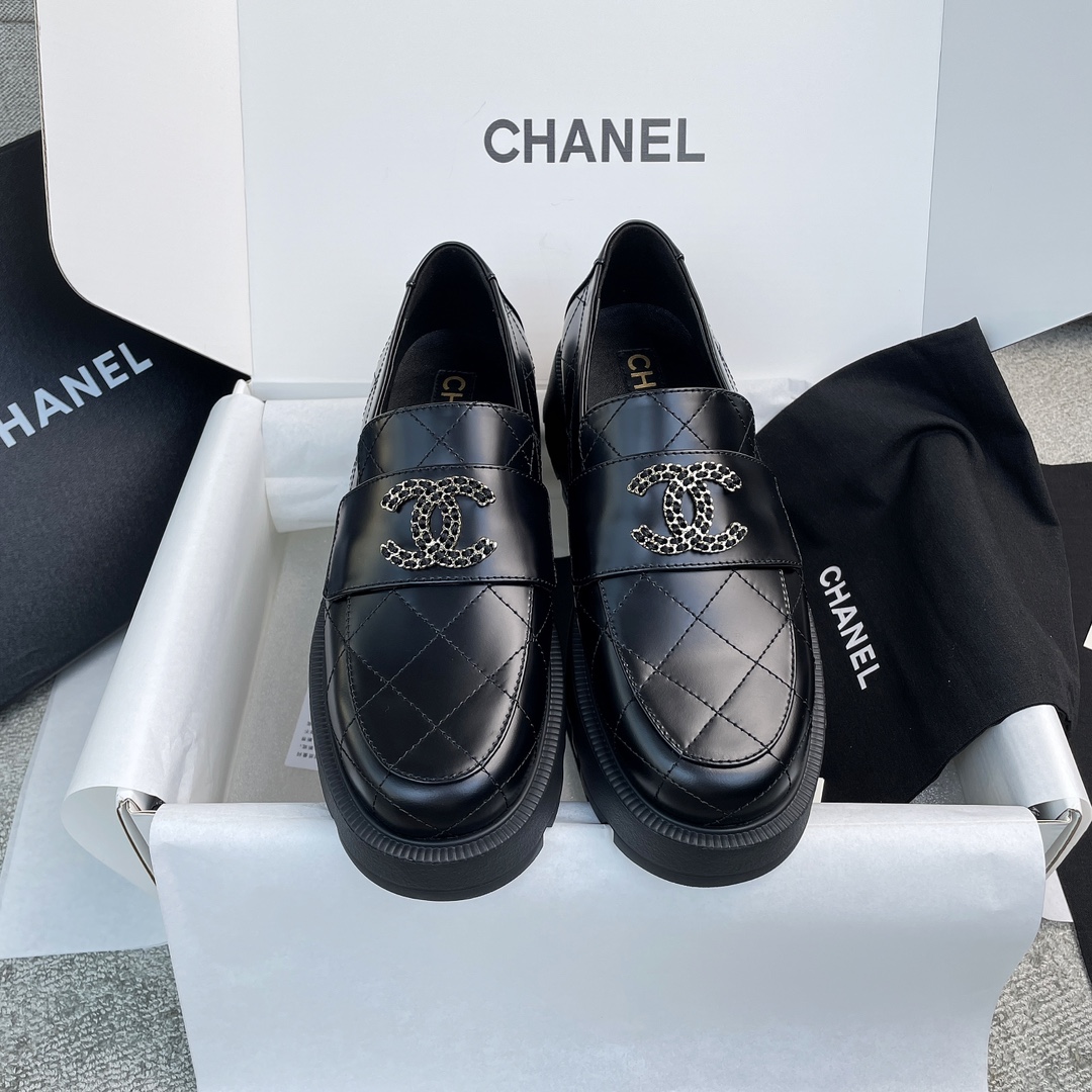 NO:410274,CHANEL Loafers Xiaoxiang 24B new loafers, classic plaid elements, leather with double C buckles, exquisite and high-end, versatile and beautiful, 5cm thick sole design is very light, high-end and leg-tight, and the shoe details are very fine and good. The shoe details are very fine and good. The upper texture is very good. The calf open edge beads are very comfortable and breathable inside, full-grain sheepskin, IP sole. Material calf open edge beads, full-grain sheepskin IP sole, black color, heel height 5cm shoe size 35-39 (40 customization), loafers, chanel, loafers, sheepskin19860909CHANEL乐福鞋 小香24B新款乐福鞋,经典的棱格纹元素,皮穿双C扣,精致的很是高级,百搭好看,5cm厚底设计却很是轻巧,增高拉腿效果超级好,大厂出,鞋子细节处理的相当精细不错,鞋面质感很强的小牛开边珠,内里舒适透气全粒面羊皮,IP大底. 材质小牛开边珠 全粒面羊皮 IP大底 颜色黑色 跟高5cm 鞋码35-39（40定制）,乐福鞋,chanel,loafers,sheepskin,Women's Shoes