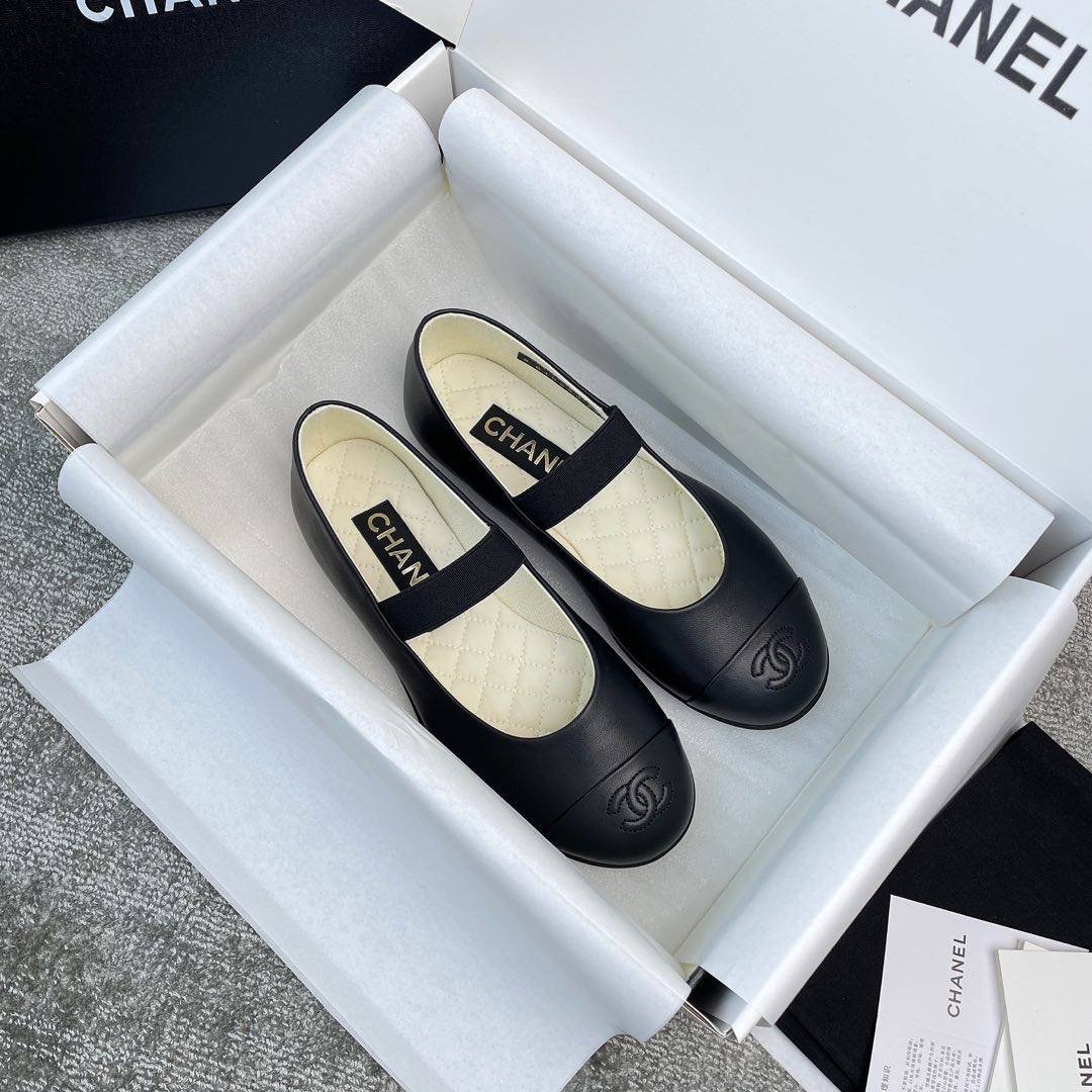 NO:265218,CHANEL Mary Zhen Xiaoxiang 25C new Mary Zhen, a ballet Mary Zhen shoes of high appearance, the milky style is super delicate, huge and soft and easy to wear, black and white is lambskin upper with super good texture, girl pink is butter leather, every color is super beautiful, customized breathable brie sheepskin footbed, soft rubber sole, no matter how you toss it, you will be with your feet. Material lambskin Customized brie sheepskin footbed Rubber outsole Color black white pink heel high flat shoe size 35-39 (40 customization) aircraft box packaging, slippers, chanel, mary jane, slippers, sheepskin19860909CHANEL玛丽珍 小香25C新款玛丽珍,高颜值的一款芭蕾舞玛丽珍鞋,奶乎乎的版型超级的秀气,巨软巨好穿,黑色白色是小羊皮鞋面质感超好,少女粉用的是牛油皮,每一个颜色都超好看,定制透气布里羊皮垫脚,软绵绵的橡胶大底怎么折腾都跟脚. 材质小羊皮 定制布里 羊皮垫脚 橡胶大底 颜色黑色 白色 粉色 跟高平底 鞋码35-39（40定制）飞机盒包装,拖鞋,chanel,mary jane,slippers,sheepskin,Women's Shoes