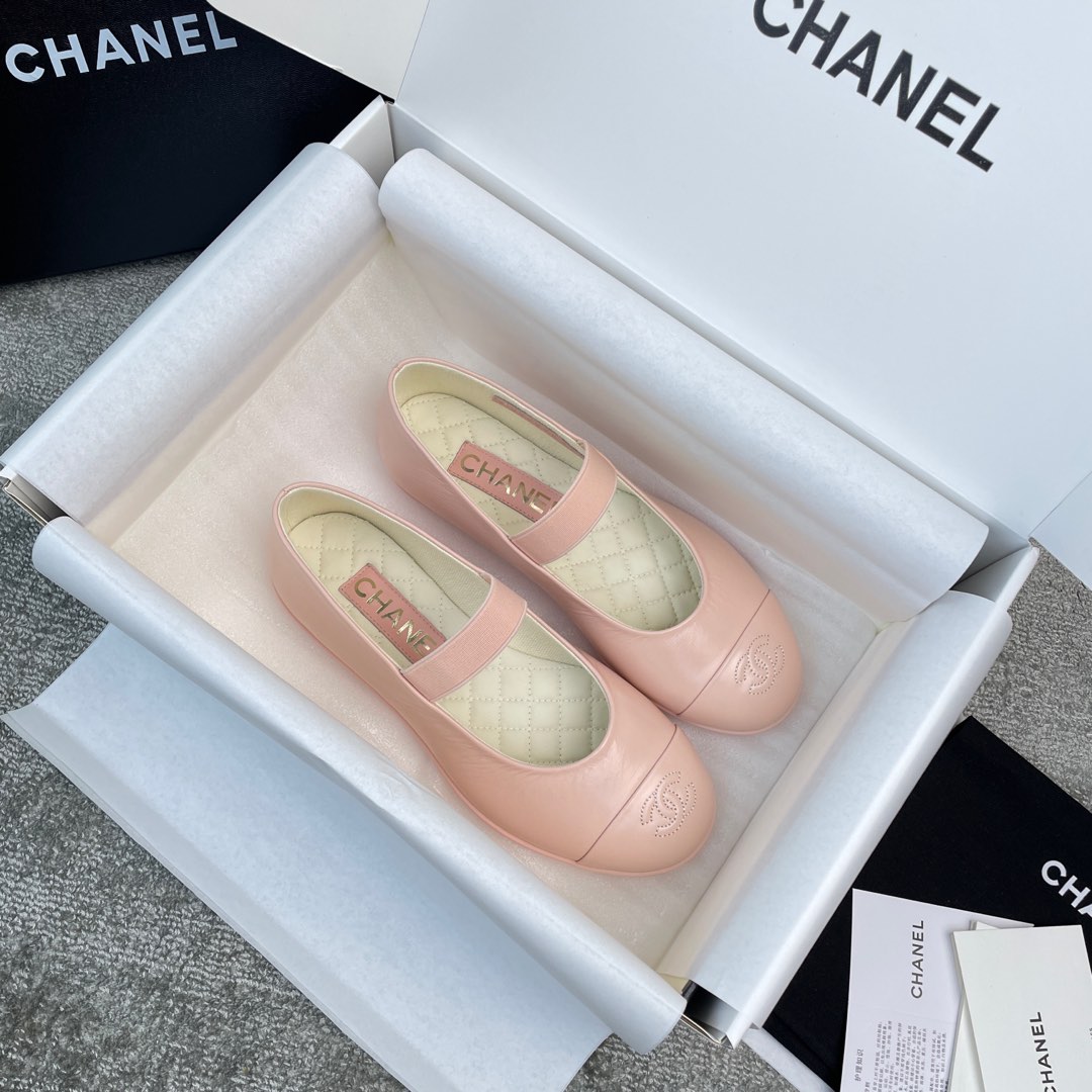 NO:265203,CHANEL Mary Zhen Xiaoxiang 25C new Mary Zhen, a ballet Mary Zhen shoes of high appearance, the milky style is super delicate, huge and soft and easy to wear, black and white is lambskin upper with super good texture, girl pink is butter leather, every color is super beautiful, customized breathable brie sheepskin footbed, soft rubber sole, no matter how you toss it, you will be with your feet. Material lambskin Customized brie sheepskin footbed Rubber outsole Color black white pink heel high flat shoe size 35-39 (40 customization) aircraft box packaging, slippers, chanel, mary jane, slippers, sheepskin19860909CHANEL玛丽珍 小香25C新款玛丽珍,高颜值的一款芭蕾舞玛丽珍鞋,奶乎乎的版型超级的秀气,巨软巨好穿,黑色白色是小羊皮鞋面质感超好,少女粉用的是牛油皮,每一个颜色都超好看,定制透气布里羊皮垫脚,软绵绵的橡胶大底怎么折腾都跟脚. 材质小羊皮 定制布里 羊皮垫脚 橡胶大底 颜色黑色 白色 粉色 跟高平底 鞋码35-39（40定制）飞机盒包装,拖鞋,chanel,mary jane,slippers,sheepskin,Women's Shoes