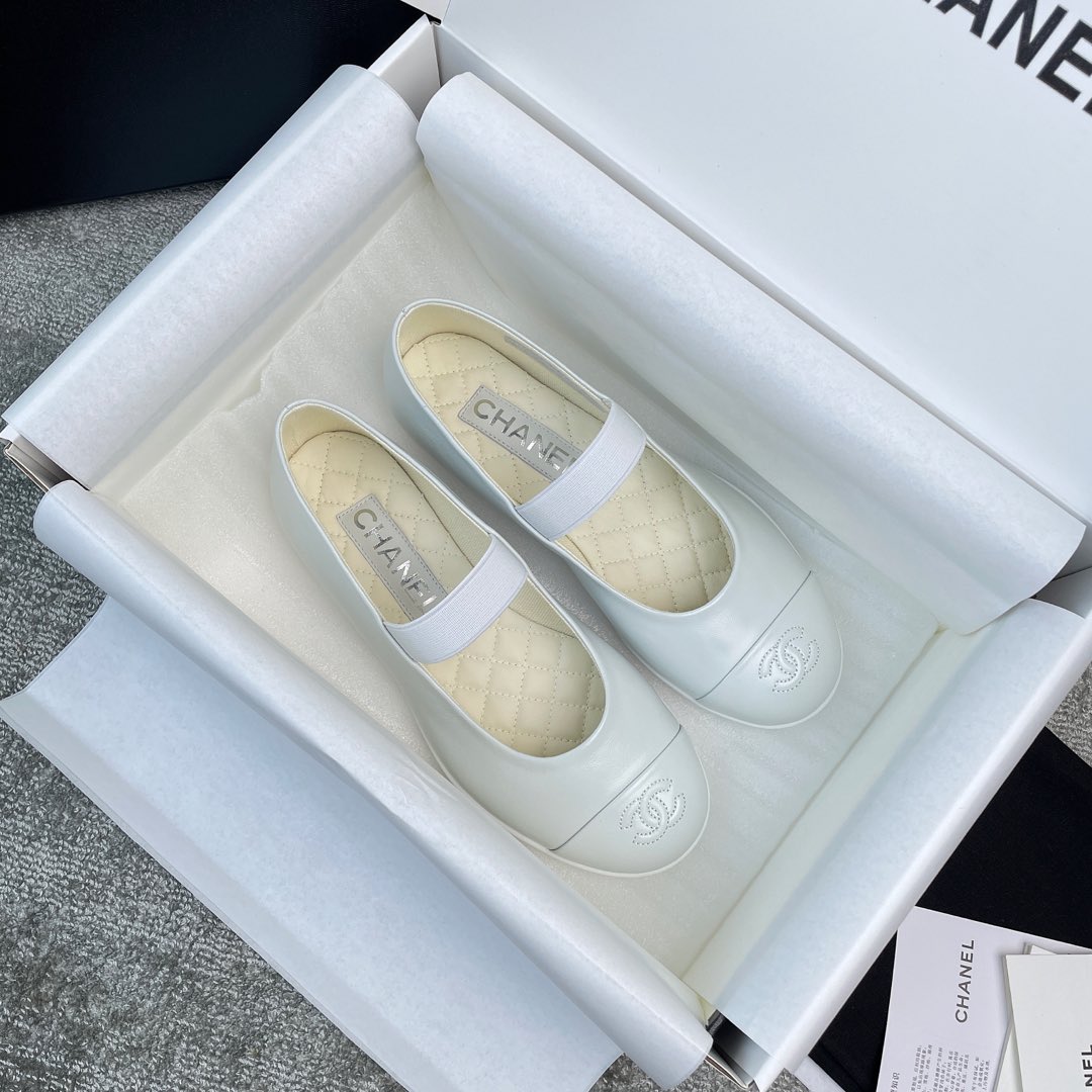 NO:265207,CHANEL Mary Zhen Xiaoxiang 25C new Mary Zhen, a ballet Mary Zhen shoes of high appearance, the milky style is super delicate, huge and soft and easy to wear, black and white is lambskin upper with super good texture, girl pink is butter leather, every color is super beautiful, customized breathable brie sheepskin footbed, soft rubber sole, no matter how you toss it, you will be with your feet. Material lambskin Customized brie sheepskin footbed Rubber outsole Color black white pink heel high flat shoe size 35-39 (40 customization) aircraft box packaging, slippers, chanel, mary jane, slippers, sheepskin19860909CHANEL玛丽珍 小香25C新款玛丽珍,高颜值的一款芭蕾舞玛丽珍鞋,奶乎乎的版型超级的秀气,巨软巨好穿,黑色白色是小羊皮鞋面质感超好,少女粉用的是牛油皮,每一个颜色都超好看,定制透气布里羊皮垫脚,软绵绵的橡胶大底怎么折腾都跟脚. 材质小羊皮 定制布里 羊皮垫脚 橡胶大底 颜色黑色 白色 粉色 跟高平底 鞋码35-39（40定制）飞机盒包装,拖鞋,chanel,mary jane,slippers,sheepskin,Women's Shoes