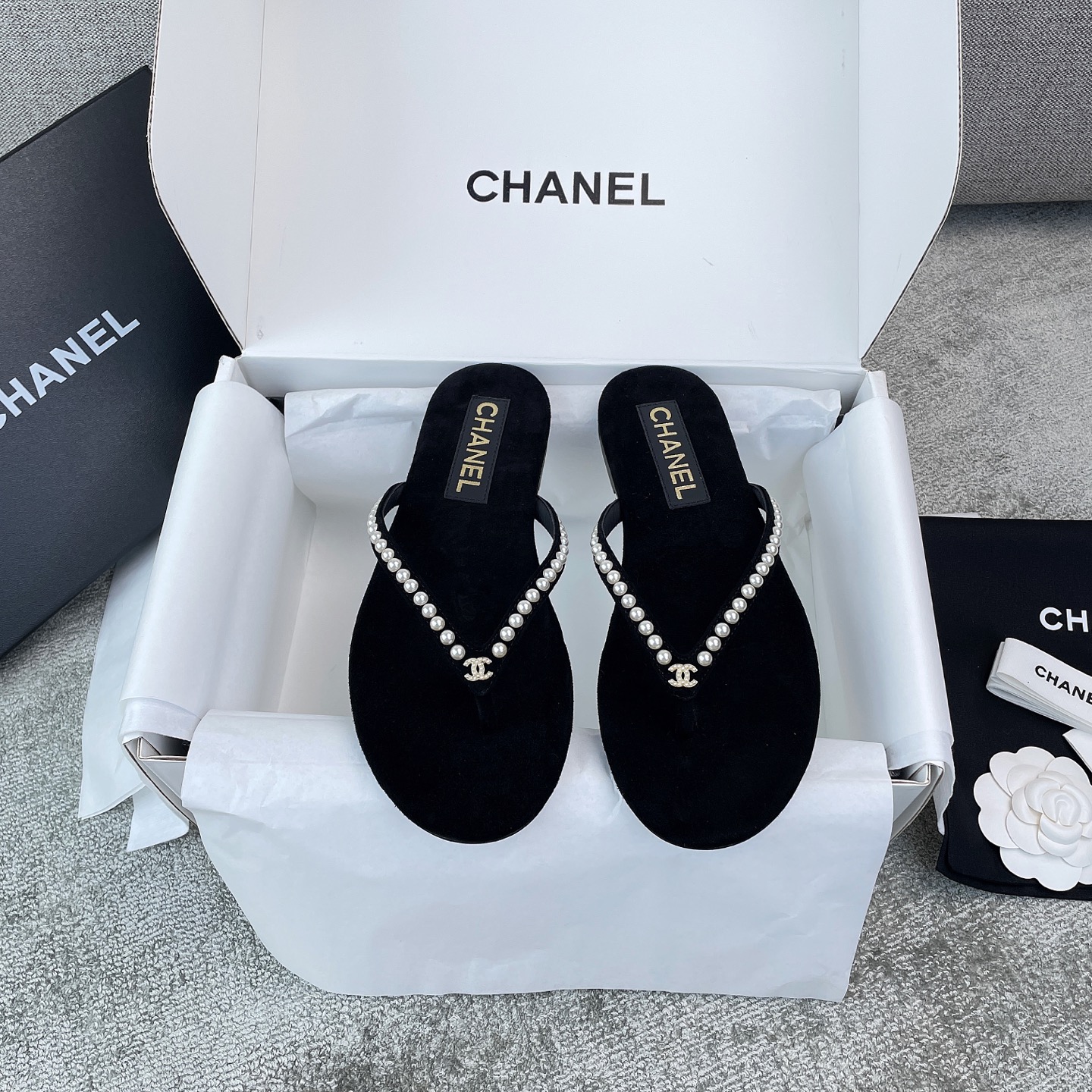 NO:254939,CHANEL Flip Flops Xiaoxiang 25 new rhinestone clip-and-draw series, super beautiful rhinestone pearl series, white, slim and high-end, customized anti-color-fading and delicate Yangjing, soft and comfortable, imported lambskin, imported buckles imported Australian diamonds, hand-arranged and embellished, time-consuming and labor-intensive, all are hand-held. Black and gray all buy the original version and compare the colors, and it is made very well by big manufacturers. Material imported sheep tendons sheepskin leather outsole Packaging gift box Color black rhinestone white Black rhinestone black black pearl gray pearl heel high flat sole Shoe size 35-39 (customized for 40), split-toe shoes, chanel, sheepskin, sheep, Leather soles19860909CHANEL人字拖 小香25新款水钻夹拖系列,超美的水钻珍珠系列,显白显瘦又高级,定制防掉色细腻羊京,手感柔嫩舒服,垫脚进口小羊皮,饰扣进口澳钻,手工排列点缀,费时费工,都是手工重活.黑灰都有买原版回来别色对照,大厂出,做的超好. 材质进口羊筋 羊皮 真皮大底 包装礼盒 颜色黑色水钻白 黑色水钻黑 黑珍珠 灰珍珠 跟高平底 鞋码35-39（40定做）,分趾鞋,chanel,sheepskin,sheep,Leather soles,Women's Shoes