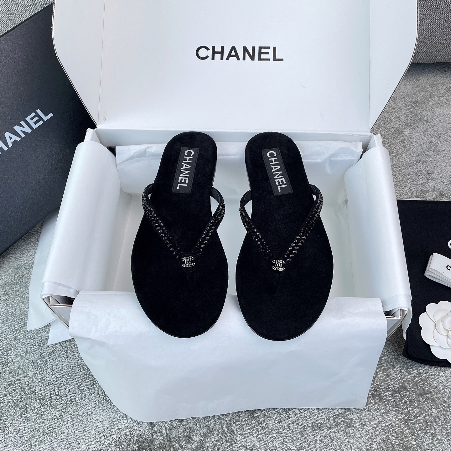 NO:254953,CHANEL Flip Flops Xiaoxiang 25 new rhinestone clip-and-draw series, super beautiful rhinestone pearl series, white, slim and high-end, customized anti-color-fading and delicate, soft and comfortable, imported lambskin, imported buckles imported Australian diamonds, hand-arranged and embellished, time-consuming and labor-intensive, all are hand-held. Black and gray all buy the original version and compare the colors, and it is made very well by big manufacturers. Material imported sheep tendons sheepskin leather outsole Packaging gift box Color black rhinestone white Black rhinestone black black pearl gray pearl heel high flat sole Shoe size 35-39 (customized for 40), split-toe shoes, chanel, sheepskin, sheep, Leather soles19860909CHANEL人字拖 小香25新款水钻夹拖系列,超美的水钻珍珠系列,显白显瘦又高级,定制防掉色细腻羊京,手感柔嫩舒服,垫脚进口小羊皮,饰扣进口澳钻,手工排列点缀,费时费工,都是手工重活.黑灰都有买原版回来别色对照,大厂出,做的超好. 材质进口羊筋 羊皮 真皮大底 包装礼盒 颜色黑色水钻白 黑色水钻黑 黑珍珠 灰珍珠 跟高平底 鞋码35-39（40定做）,分趾鞋,chanel,sheepskin,sheep,Leather soles,Women's Shoes