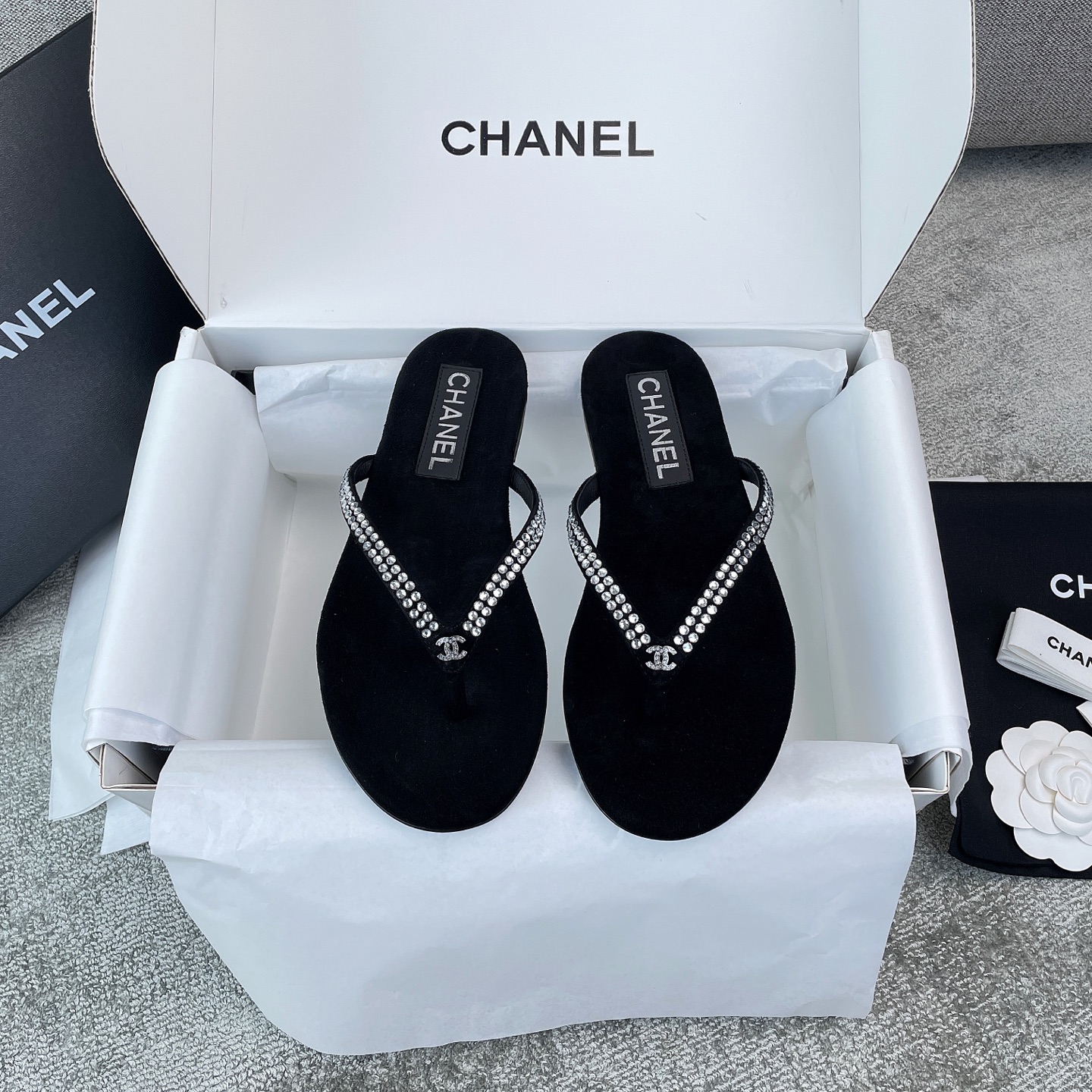 NO:254963,CHANEL Flip Flops Xiaoxiang 25 new rhinestone clip-and-draw series, super beautiful rhinestone pearl series, white, slim and high-end, customized anti-color-fading and delicate Yangjing, soft and comfortable, imported lambskin, imported buckles imported Australian diamonds, hand-arranged and embellished, time-consuming and labor-intensive, all are hand-held. Black and gray all buy the original version and compare the colors, and it is made very well by big manufacturers. Material imported sheep tendons sheepskin leather outsole Packaging gift box Color black rhinestone white Black rhinestone black black pearl gray pearl heel high flat sole Shoe size 35-39 (customized for 40), split-toe shoes, chanel, sheepskin, sheep, Leather soles19860909CHANEL人字拖 小香25新款水钻夹拖系列,超美的水钻珍珠系列,显白显瘦又高级,定制防掉色细腻羊京,手感柔嫩舒服,垫脚进口小羊皮,饰扣进口澳钻,手工排列点缀,费时费工,都是手工重活.黑灰都有买原版回来别色对照,大厂出,做的超好. 材质进口羊筋 羊皮 真皮大底 包装礼盒 颜色黑色水钻白 黑色水钻黑 黑珍珠 灰珍珠 跟高平底 鞋码35-39（40定做）,分趾鞋,chanel,sheepskin,sheep,Leather soles,Women's Shoes