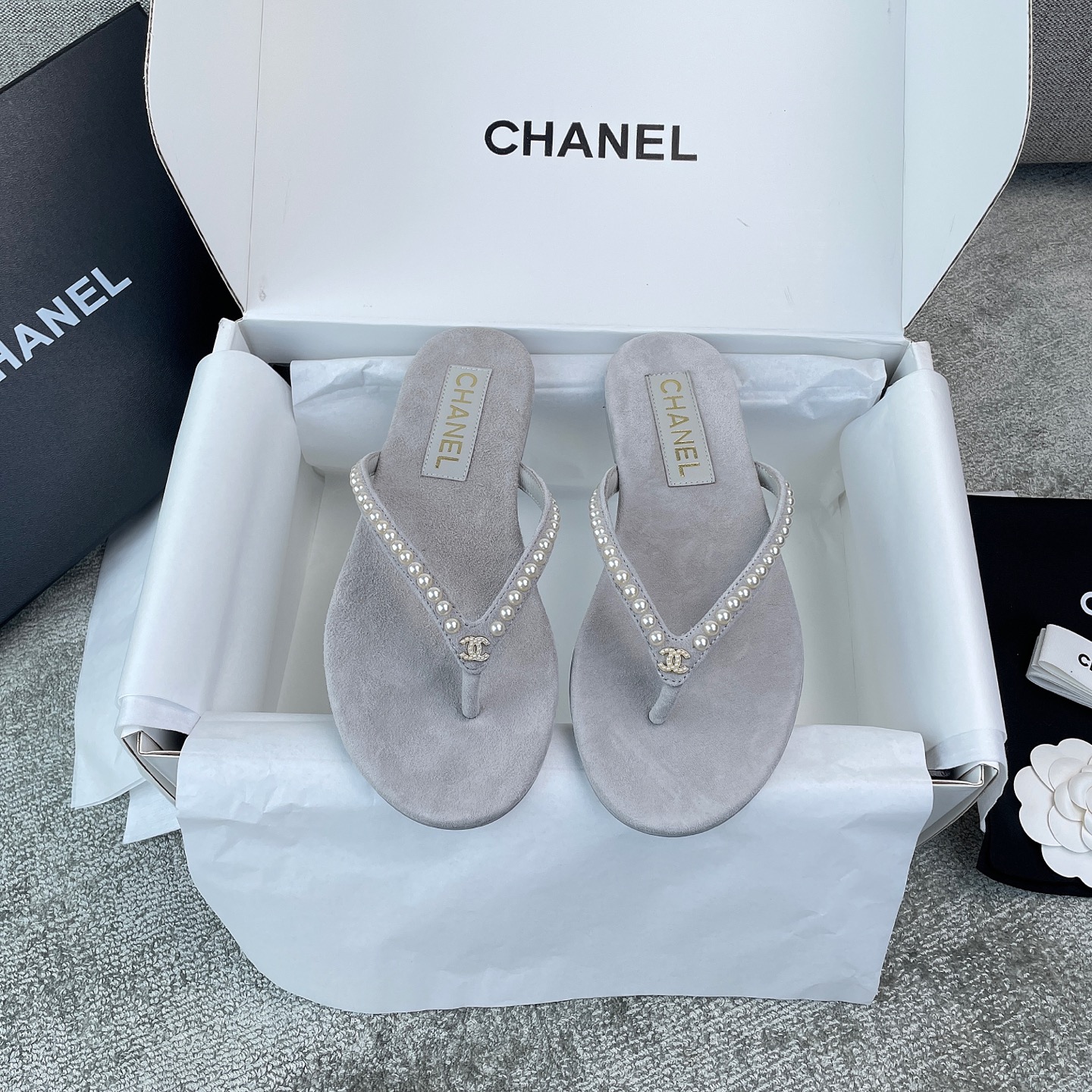 NO:254976,CHANEL Flip Flops Xiaoxiang 25 new rhinestone clip-and-draw series, super beautiful rhinestone pearl series, white, slim and high-end, customized anti-color-fading and delicate, soft and comfortable, imported lambskin, imported buckles imported Australian diamonds, hand-arranged and embellished, time-consuming and labor-intensive, all are hand-held. Black and gray all buy the original version and compare the colors, and it is made very well by big manufacturers. Material imported sheep tendons sheepskin leather outsole Packaging gift box Color black rhinestone white Black rhinestone black black pearl gray pearl heel high flat sole Shoe size 35-39 (customized for 40), split-toe shoes, chanel, sheepskin, sheep, Leather soles19860909CHANEL人字拖 小香25新款水钻夹拖系列,超美的水钻珍珠系列,显白显瘦又高级,定制防掉色细腻羊京,手感柔嫩舒服,垫脚进口小羊皮,饰扣进口澳钻,手工排列点缀,费时费工,都是手工重活.黑灰都有买原版回来别色对照,大厂出,做的超好. 材质进口羊筋 羊皮 真皮大底 包装礼盒 颜色黑色水钻白 黑色水钻黑 黑珍珠 灰珍珠 跟高平底 鞋码35-39（40定做）,分趾鞋,chanel,sheepskin,sheep,Leather soles,Women's Shoes
