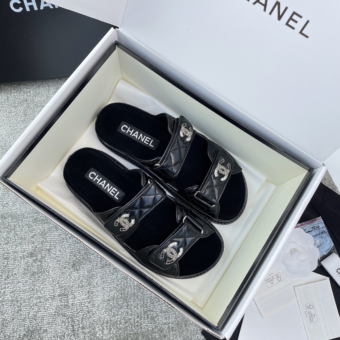 NO:250374,CHANEL Velcro slippers Xiaoxiang 24 new Velcro slippers, a new favorite in summer, a huge and beautiful model, waiting for the big manufacturers to release, the details are really the best, the workmanship is solid, and the style is so good. This year's new material is highlighted sheepskin, with a light and husky leather inside, a white silver and silver buckle, a model that specializes in details. Without so many fancy colors, just simple black and white are definitely the classics among the classics.  Classic beach shoes, new colors every year, this year's new colors and designs are amazing, beautiful to the heart. Velcro design unlocks different socks matching, very inclusive. Custom imported original high mercerized sheepskin, matte leather sheepskin inside, barefoot feet feel very close to the skin, very gentle touch, Italian translucent leather sole, 5mm thickness, the sole is a very solid leather layer, the foot pad production process is the same as the original, and it is made of a transparent steel knife to make exquisite oil edges. Customized material, super mixed-bred sheepskin sheepskin, genuine leather sole, leather sunband strips, packaging gift box airplane box, heel height 2cm shoe size 35-39 (40 can be customized), slippers, sandals, chanel, sandals, slippers, sheepskin, Leather soles, socks19860909CHANEL魔术贴拖鞋 小香24新款魔术贴拖鞋,夏天的新宠,巨好看的一个款,苦等大厂出,细节真的绝杀了,做工用料扎扎实实,版型正到不行,今年的新材料高光羊皮,内里轻沙哑皮质,白色银银扣,特别抓细节的一个款.没有做那么多花里胡哨的颜色,就简单的黑色,白色,绝对是经典中的经典. 经典的沙滩鞋,每年都出新色,今年新色新设计绝绝子,美到心坎上了.魔术贴设计,解锁不同袜子搭配,造型包容性非常强.定制进口原版高丝光羊皮,内里沙哑光皮质羊皮,赤脚脚感非常的贴肤,很轻柔的触感,意大利透染真皮大底,5mm厚度,大底是非常扎实的真皮层,垫脚制作工艺跟原版同级别,采用透明钢刀冲制而成精致油边. 材质定制特级混种羊皮 羊皮里 真皮底 真皮延边条 包装礼盒飞机盒 跟高2cm 鞋码35-39（40可定做）,拖鞋凉鞋,chanel,sandals,slippers,sheepskin,Leather soles,socks,Women's Shoes