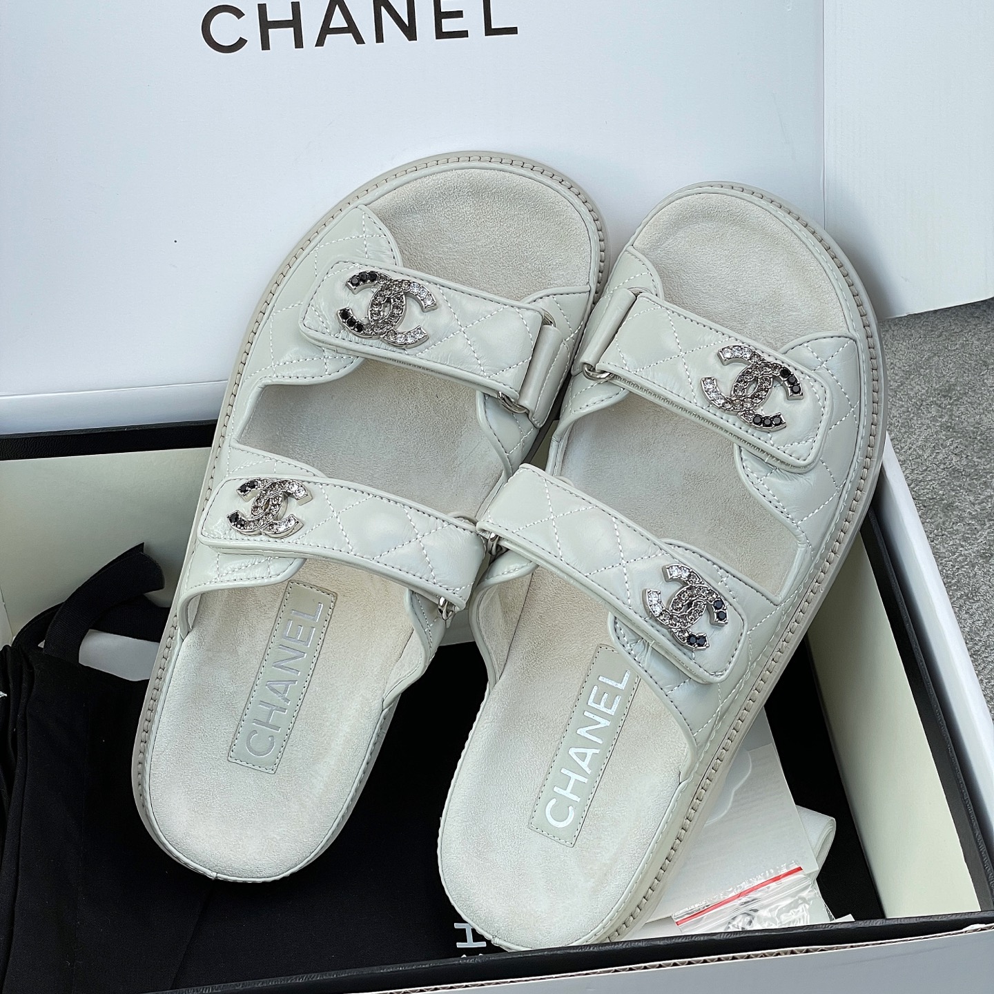 NO:250368,CHANEL Velcro slippers Xiaoxiang 24 new Velcro slippers, a new favorite in summer, a huge and beautiful model, waiting for the big manufacturers to release, the details are really the best, the workmanship is solid, and the style is so good. This year's new material is highlighted sheepskin, with a light and husky leather inside, a white silver and silver buckle, a model that specializes in details. Without so many fancy colors, just simple black and white are definitely the classics among the classics.  Classic beach shoes come out with new colors every year. This year's new colors and designs are amazing, beautiful to the heart. Velcro design unlocks different socks matching, and the shape is very inclusive. Custom imported original high mercerized sheepskin, matte leather sheepskin inside, barefoot feet feel very close to the skin, very gentle touch, Italian translucent leather sole, 5mm thickness, the sole is a very solid leather layer, the foot pad production process is the same as the original, and it is made of a transparent steel knife to make exquisite oil edges. Customized material, super mixed-bred sheepskin sheepskin, genuine leather sole, leather sunband strips, packaging gift box airplane box, heel height 2cm shoe size 35-39 (40 can be customized), slippers, sandals, chanel, sandals, slippers, sheepskin, Leather soles, socks19860909CHANEL魔术贴拖鞋 小香24新款魔术贴拖鞋,夏天的新宠,巨好看的一个款,苦等大厂出,细节真的绝杀了,做工用料扎扎实实,版型正到不行,今年的新材料高光羊皮,内里轻沙哑皮质,白色银银扣,特别抓细节的一个款.没有做那么多花里胡哨的颜色,就简单的黑色,白色,绝对是经典中的经典. 经典的沙滩鞋,每年都出新色,今年新色新设计绝绝子,美到心坎上了.魔术贴设计,解锁不同袜子搭配,造型包容性非常强.定制进口原版高丝光羊皮,内里沙哑光皮质羊皮,赤脚脚感非常的贴肤,很轻柔的触感,意大利透染真皮大底,5mm厚度,大底是非常扎实的真皮层,垫脚制作工艺跟原版同级别,采用透明钢刀冲制而成精致油边. 材质定制特级混种羊皮 羊皮里 真皮底 真皮延边条 包装礼盒飞机盒 跟高2cm 鞋码35-39（40可定做）,拖鞋凉鞋,chanel,sandals,slippers,sheepskin,Leather soles,socks,Women's Shoes